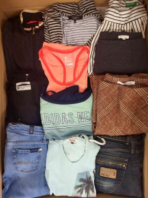 The photo shows a package with clothing in the category U.