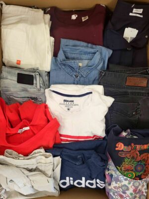 The photo shows a package with clothing in the category U.