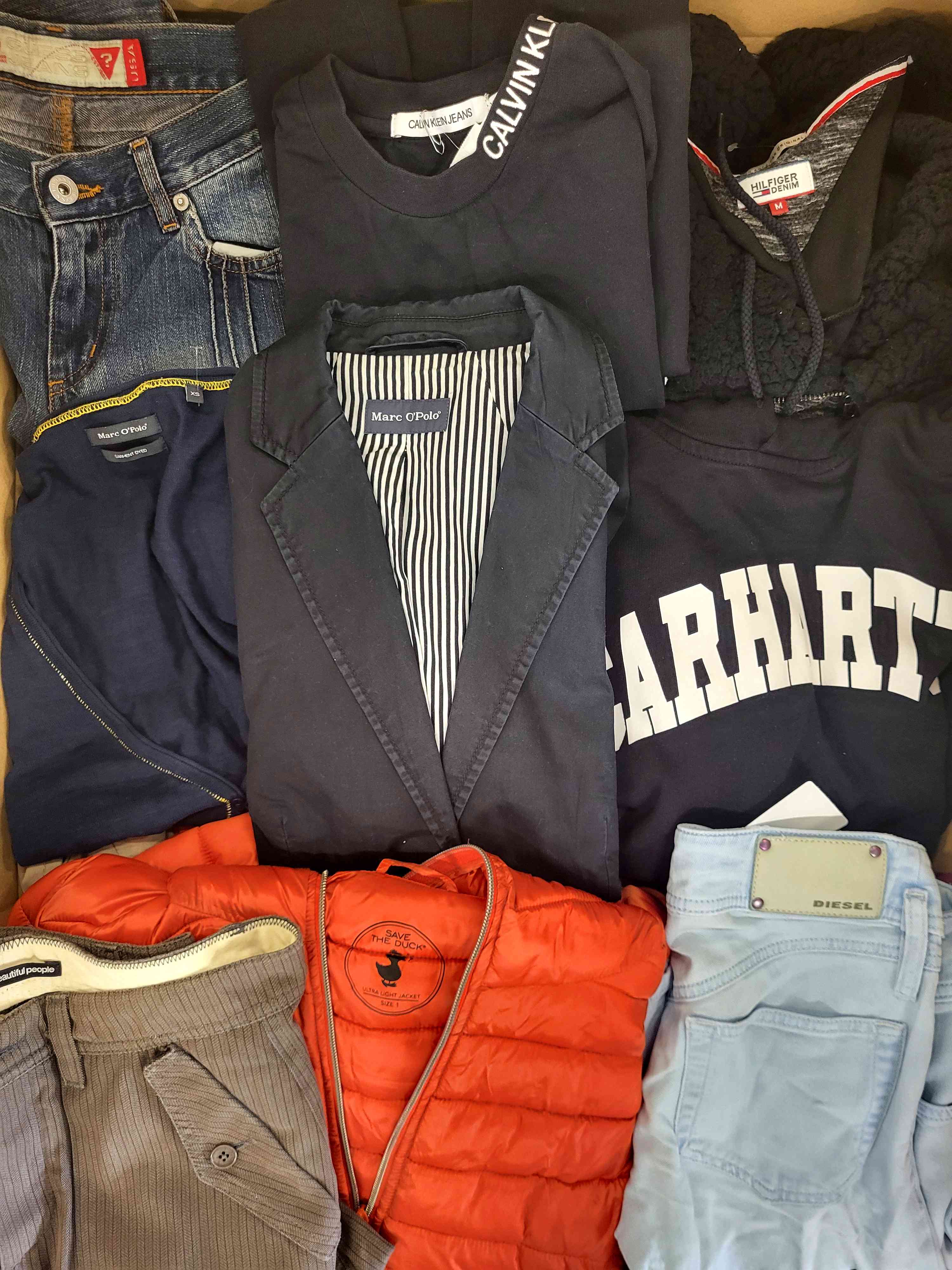 The photo shows a package with clothing in the category U.