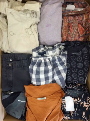 The photo shows a package with clothing in the category U.