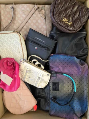 The picture shows a package with accessories in the category HC.