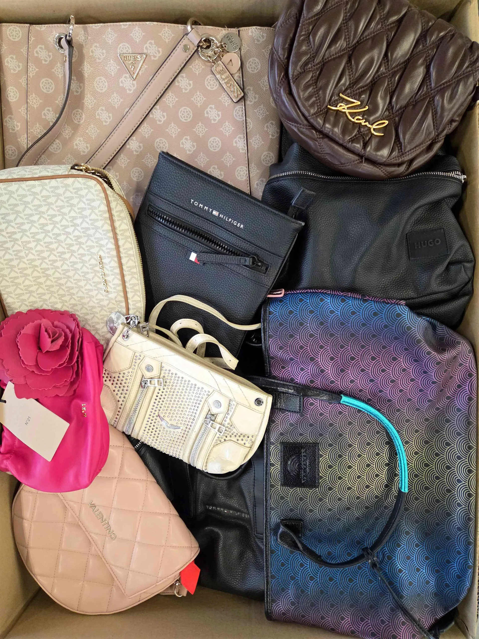 The picture shows a package with accessories in the category HC.