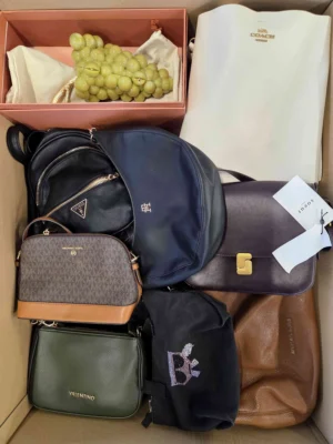 The picture shows a package with accessories in the category HC.