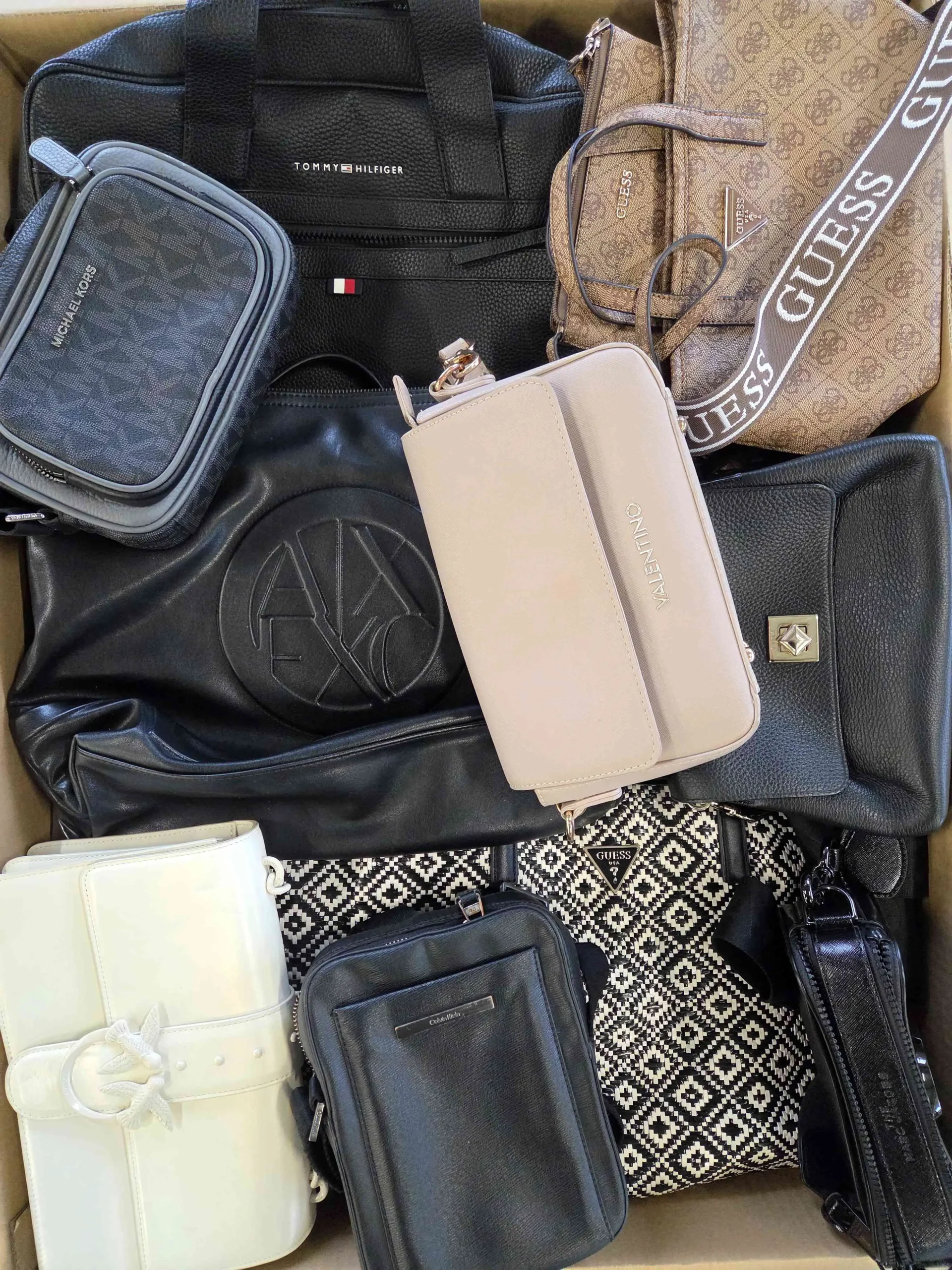 The picture shows a package with accessories in the category HC.