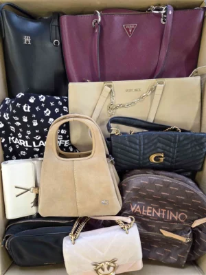 The picture shows a package with accessories in the category HC.