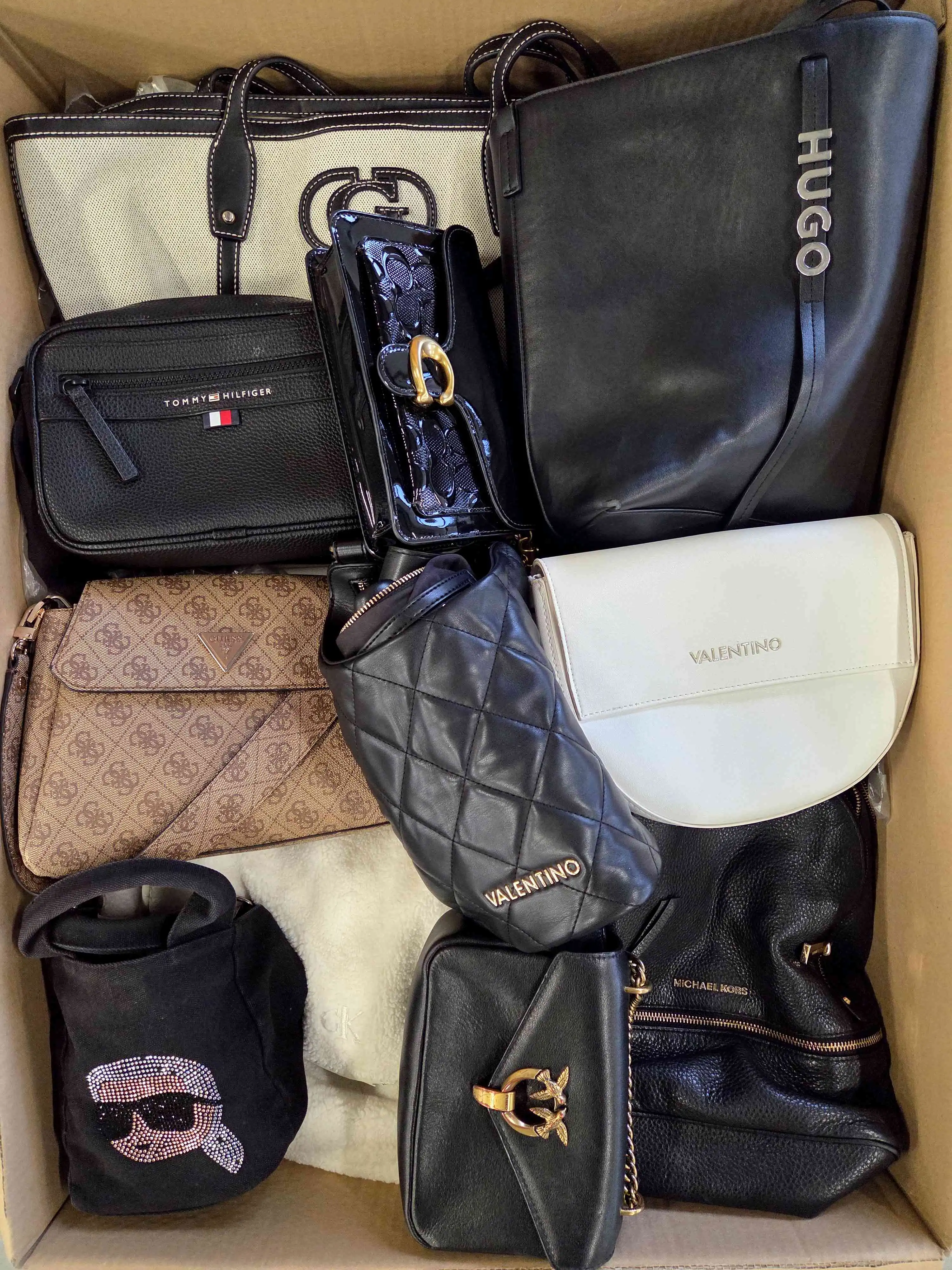 The picture shows a package with accessories in the category HC.