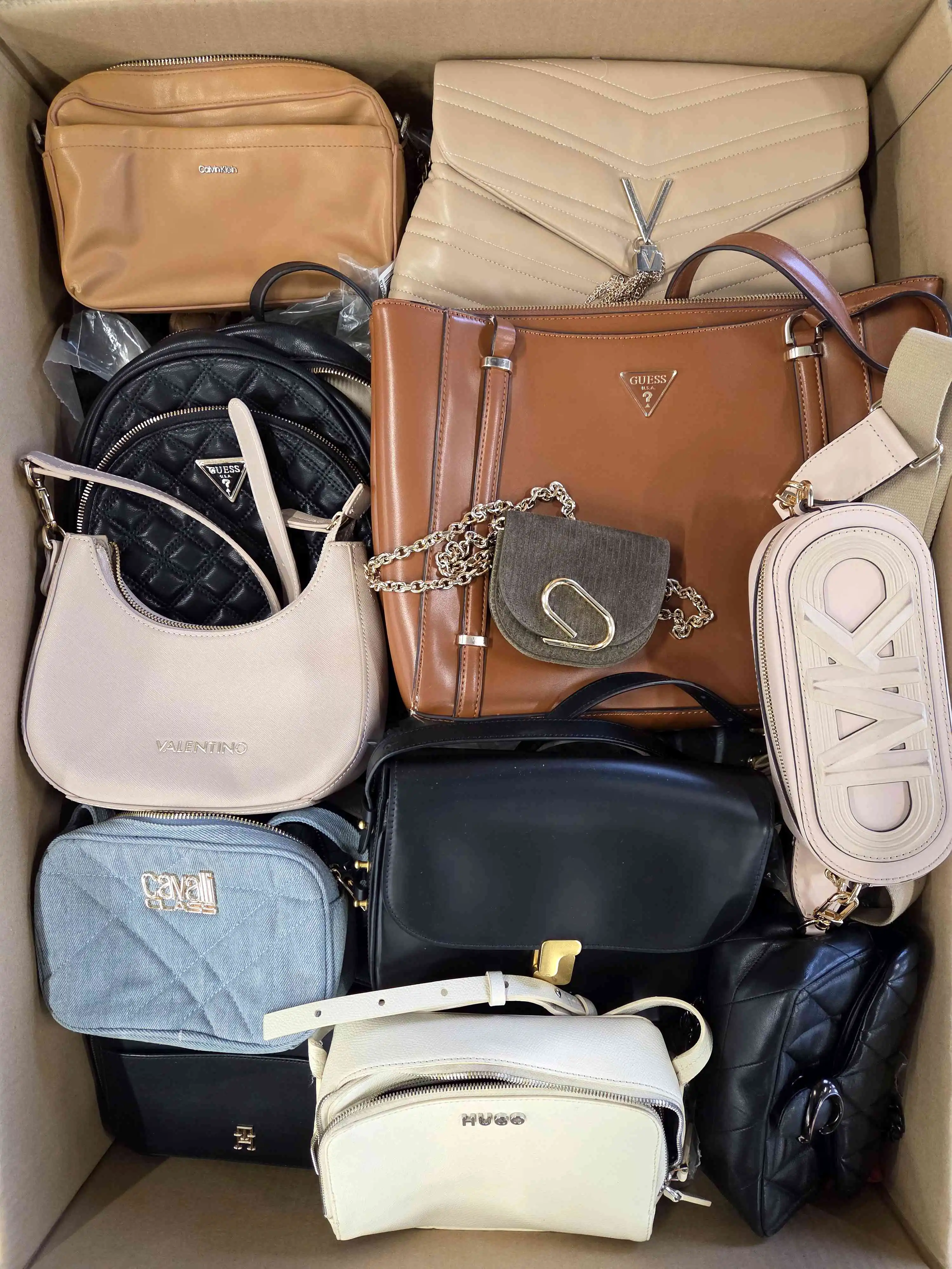 The picture shows a package with accessories in the category HC.