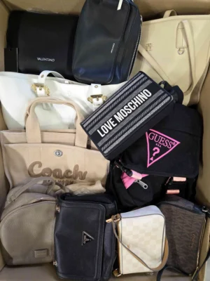 The picture shows a package with accessories in the category HC.