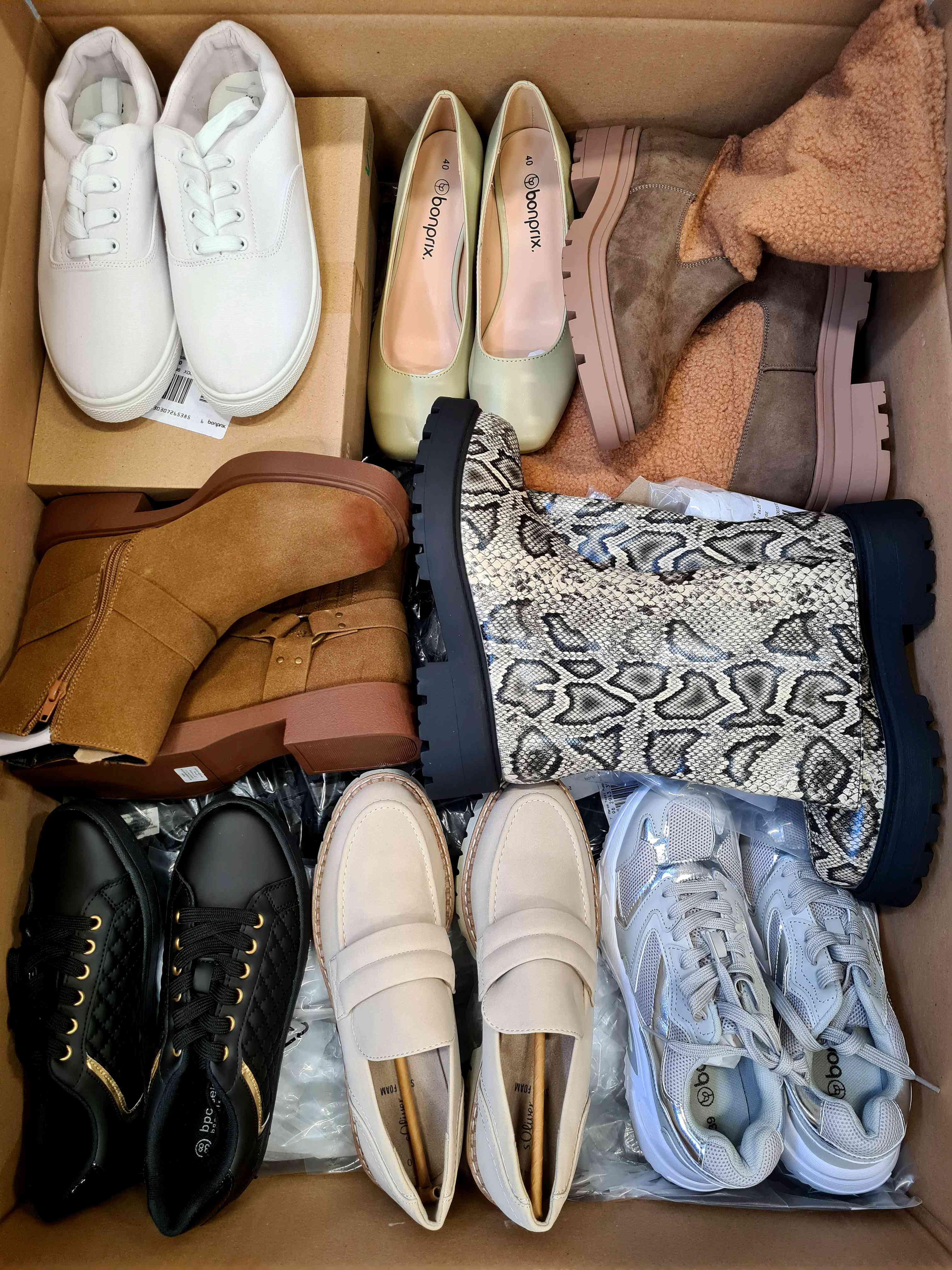 The photo shows a package with clothing in the category BPS.