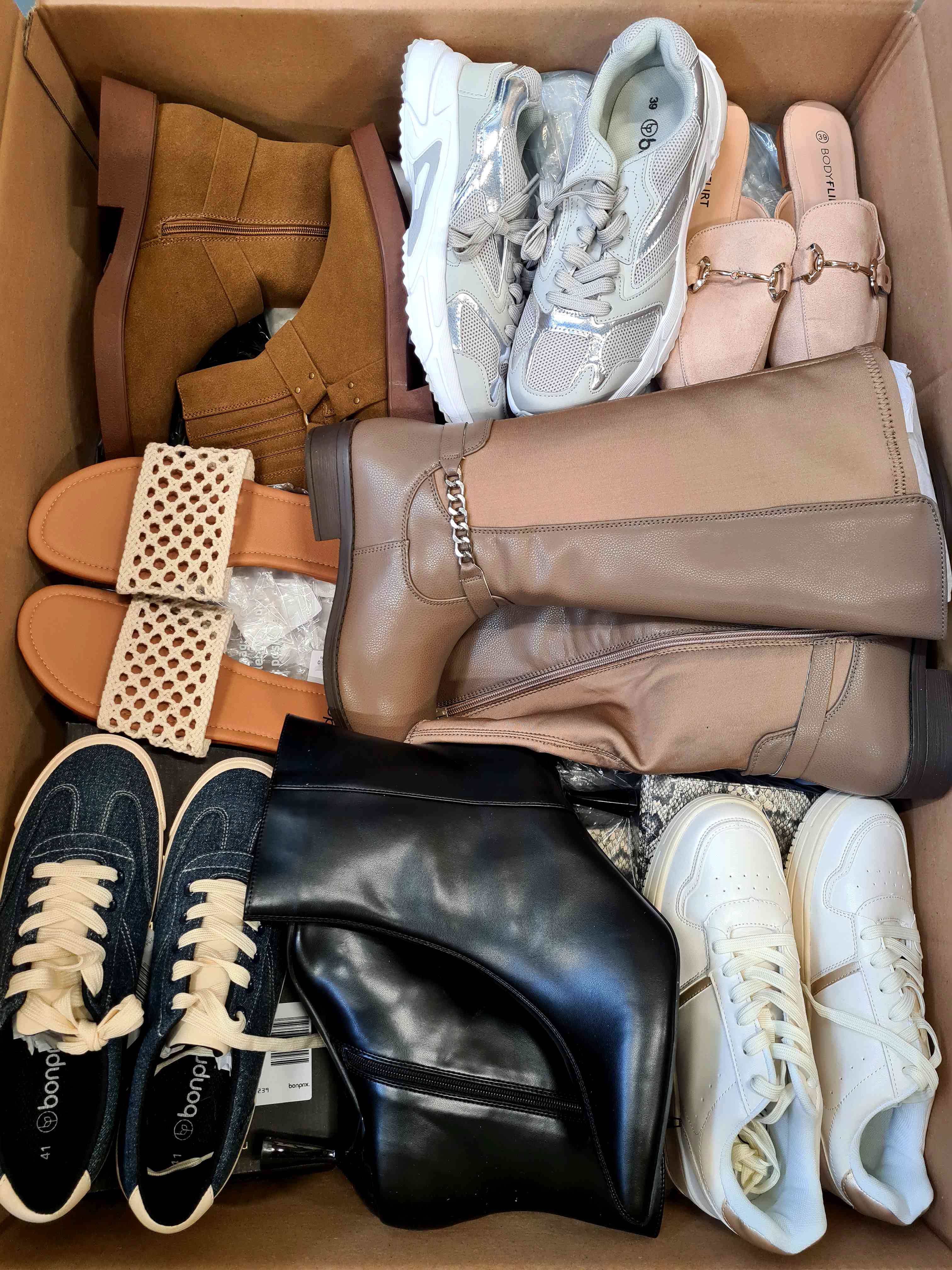 The photo shows a package with clothing in the category BPS.