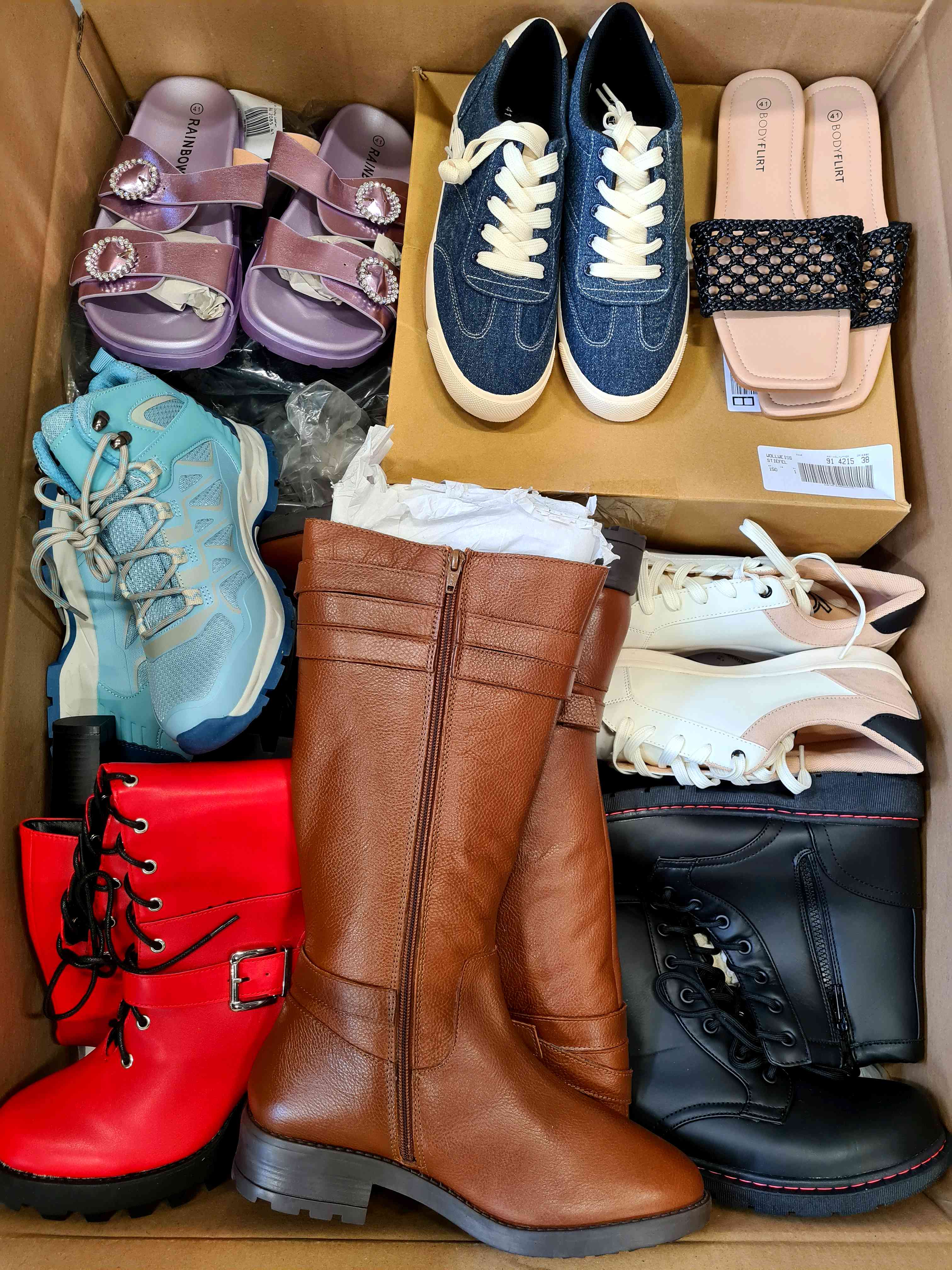 The photo shows a package with clothing in the category BPS.