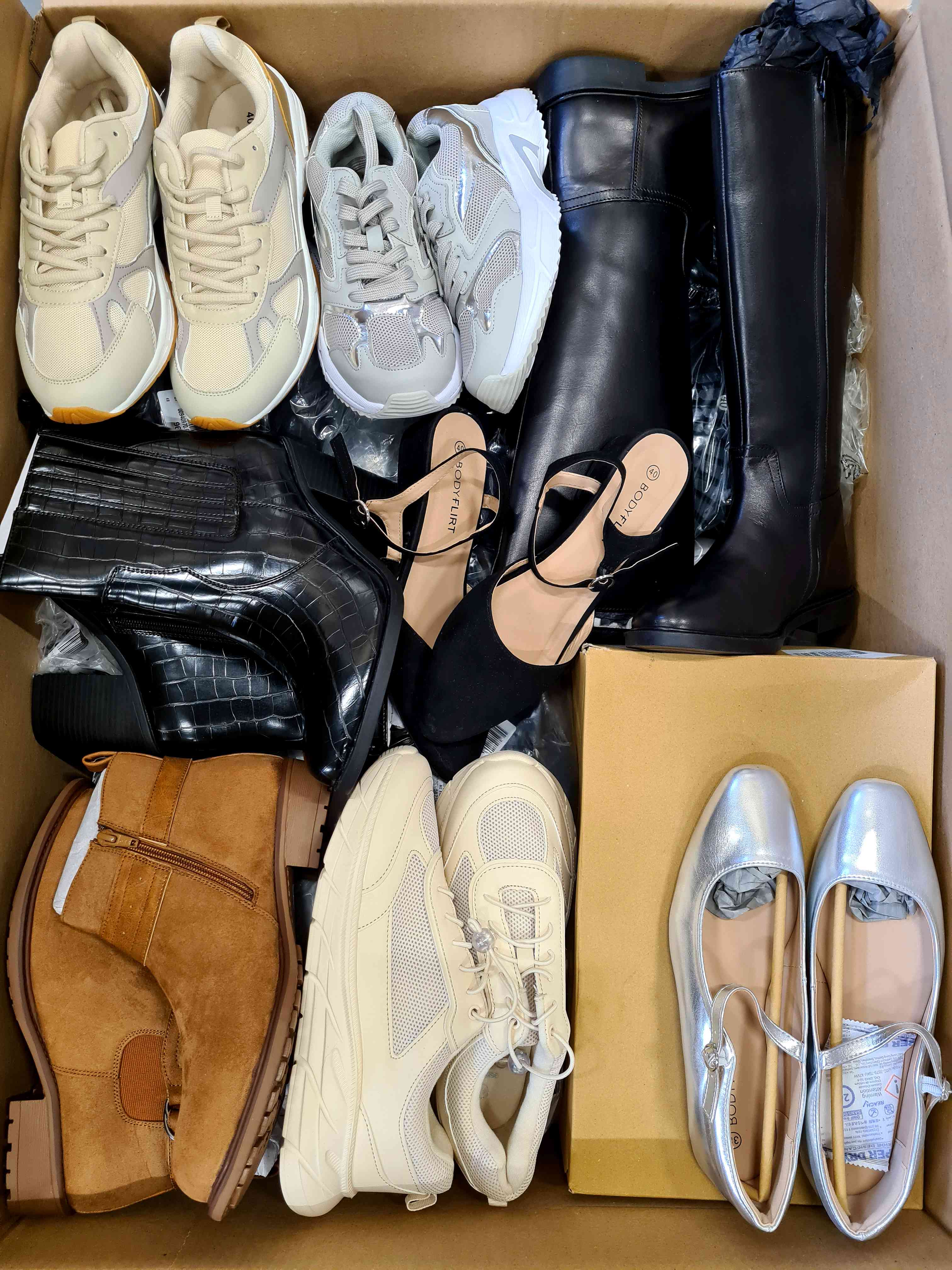 The photo shows a package with clothing in the category BPS.