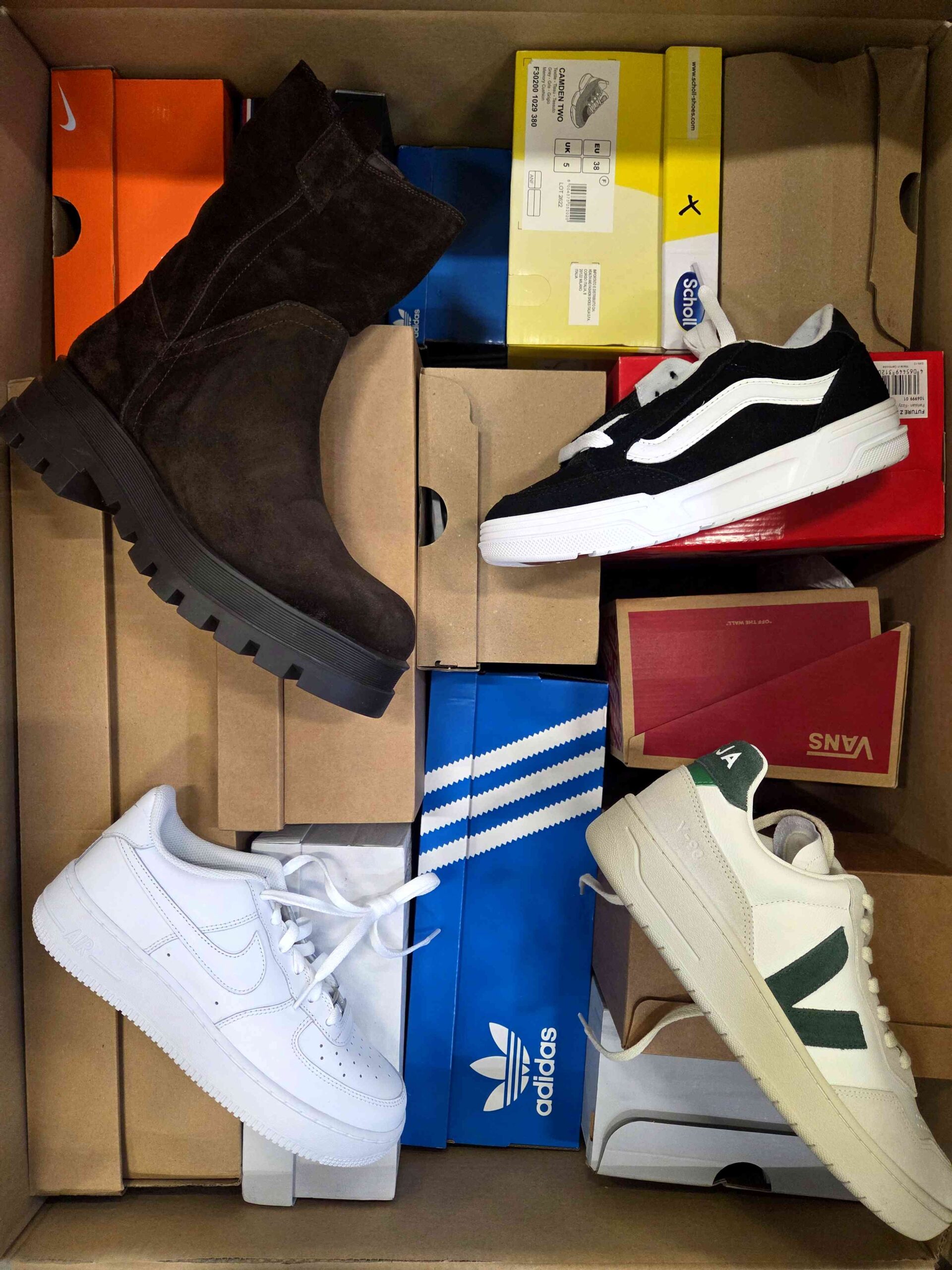 The photo shows a package with footwear in the category BS.