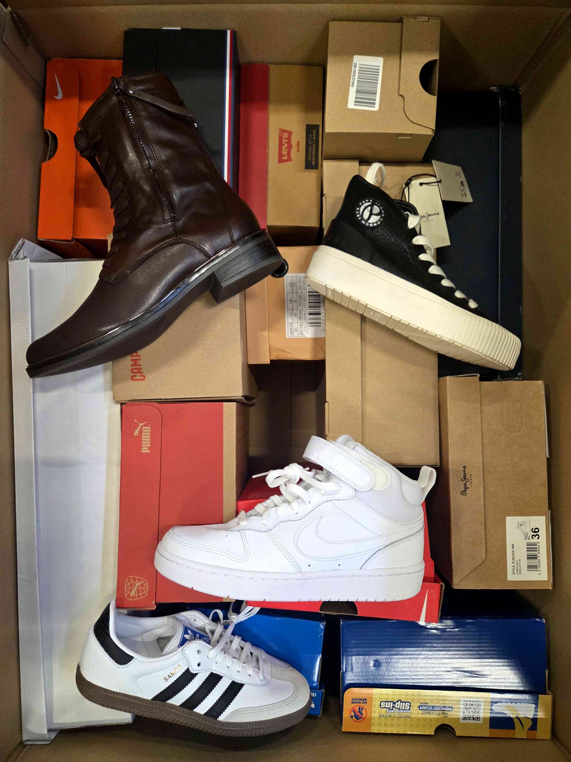 The photo shows a package with footwear in the category BS.