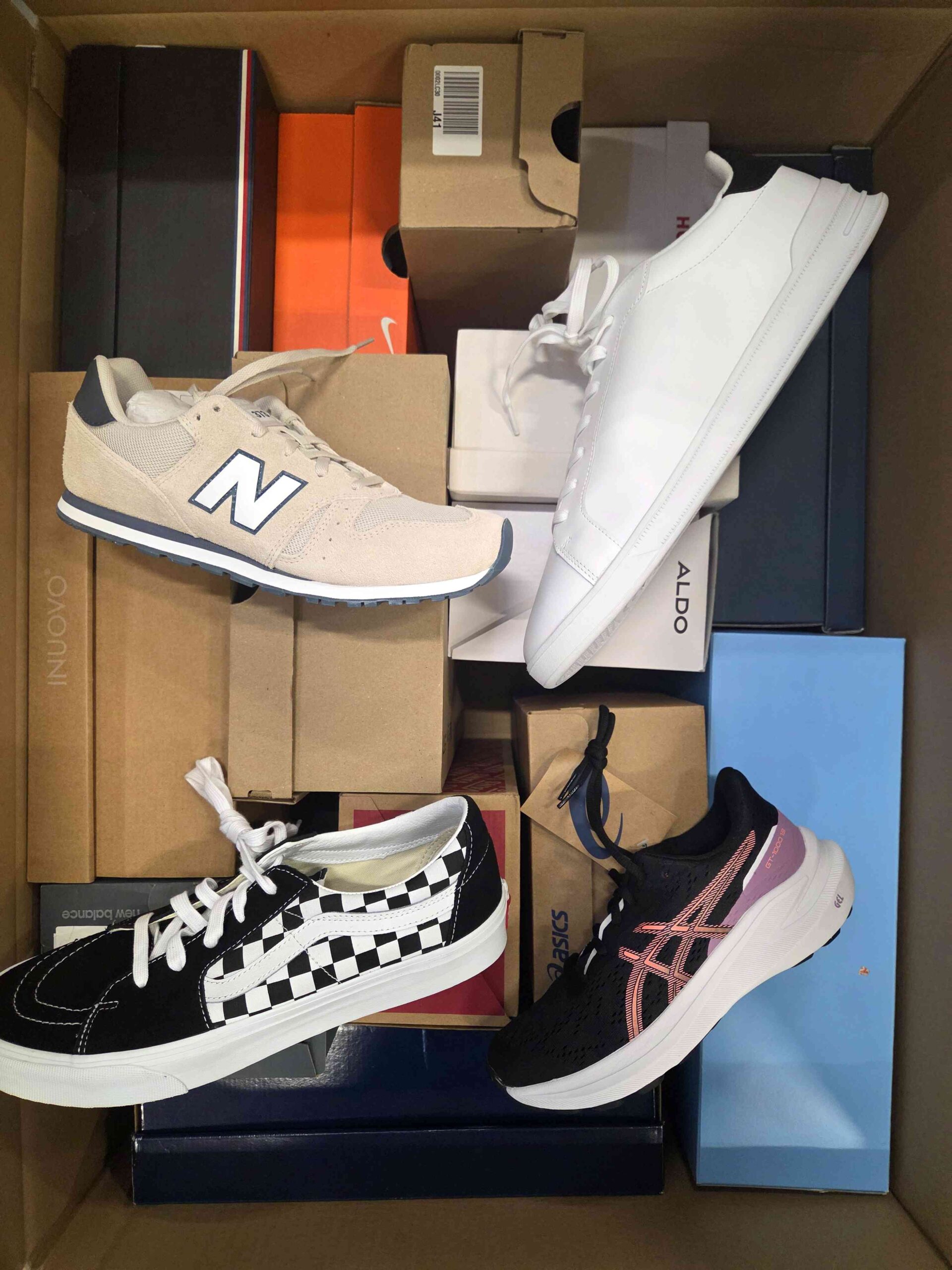 The photo shows a package with footwear in the category BS.