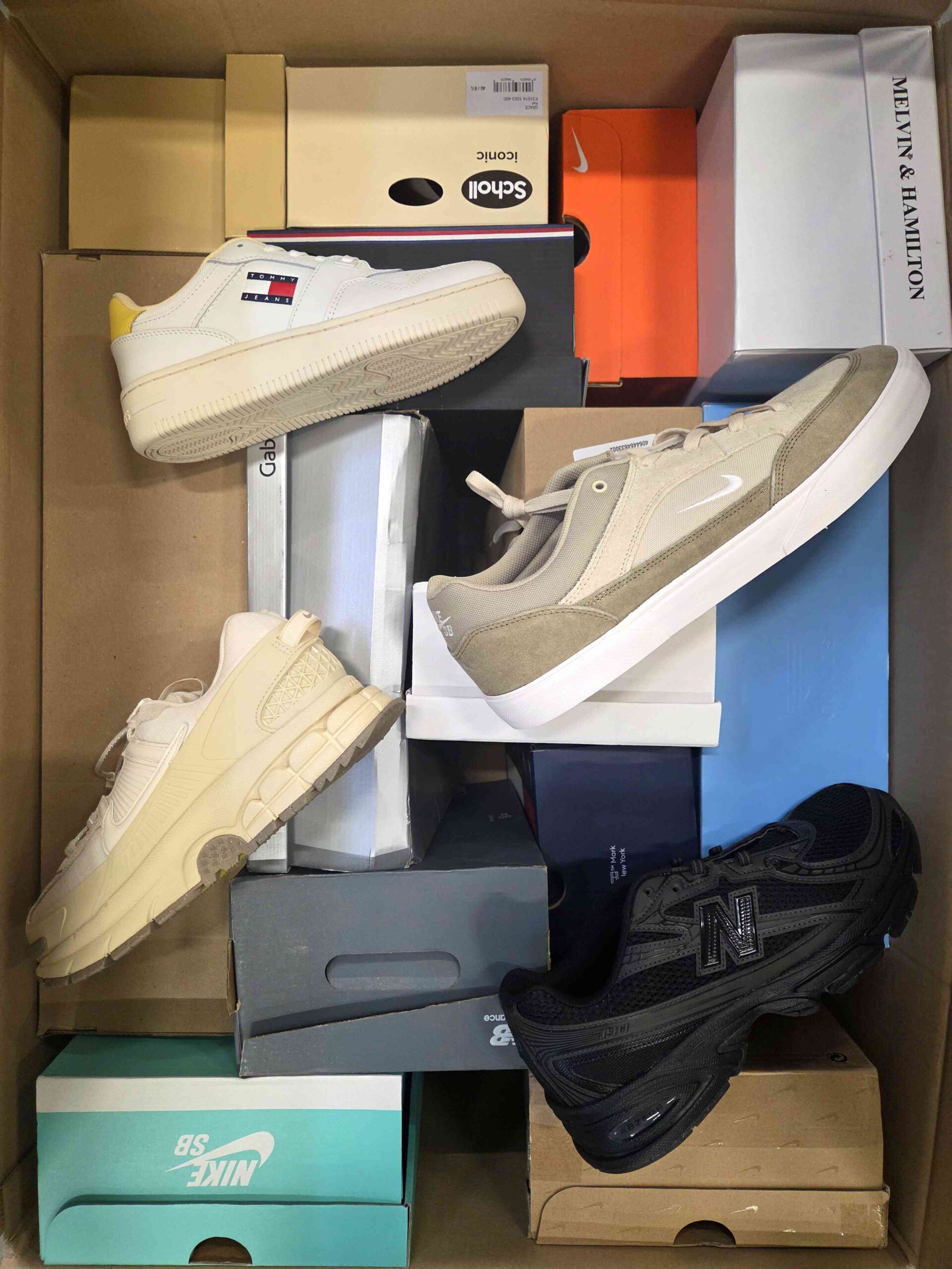 The photo shows a package with footwear in the category BS.