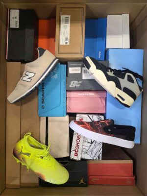 The photo shows a package with footwear in the category BS.