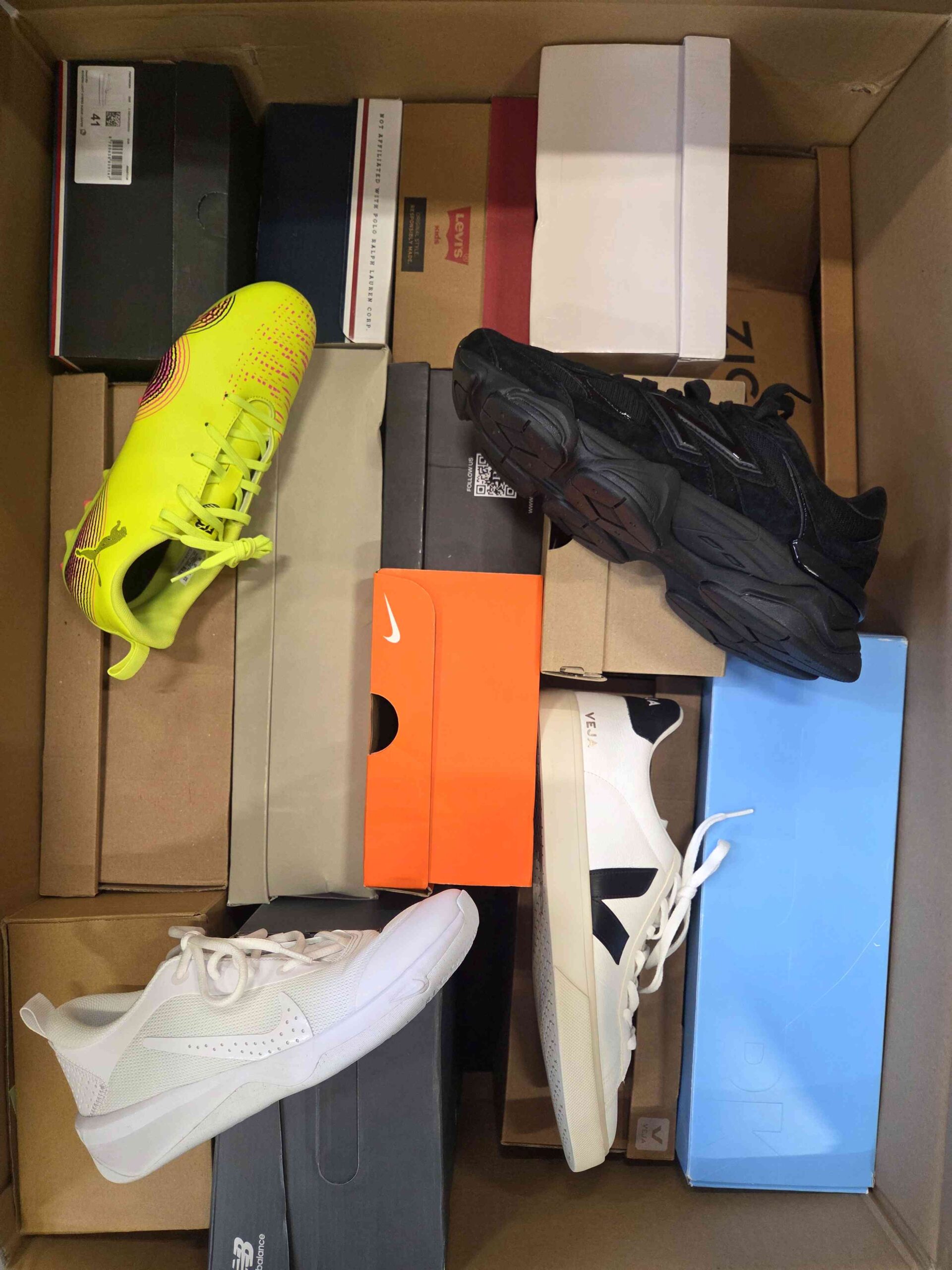 The photo shows a package with footwear in the category BS.