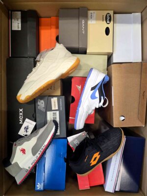 The photo shows a package with footwear in the category BS.