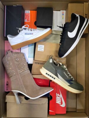 The photo shows a package with footwear in the category BS.