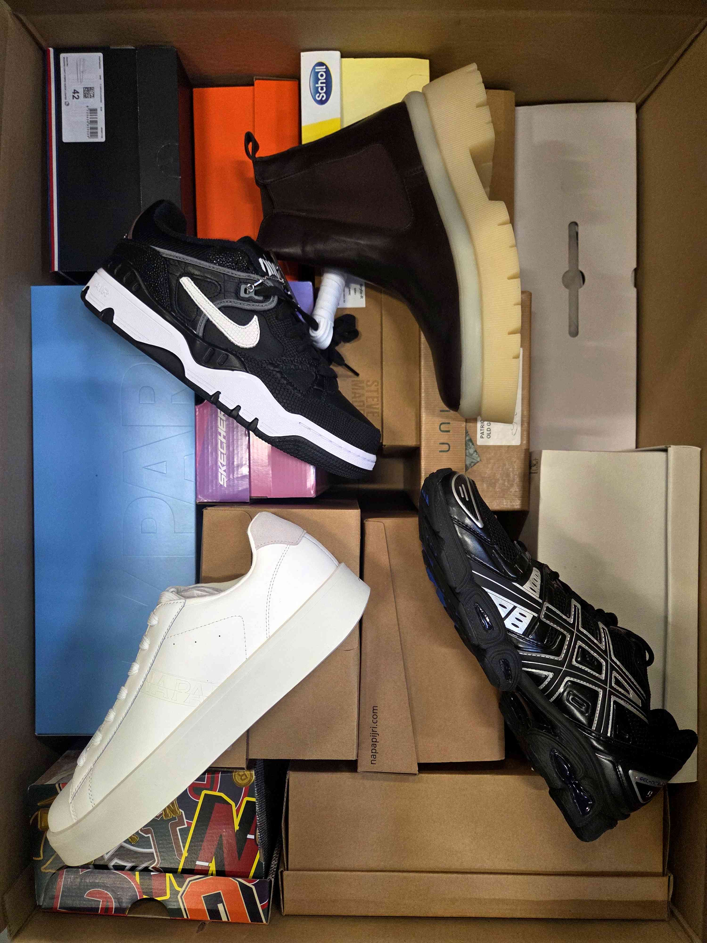 The photo shows a package with footwear in the category BS.