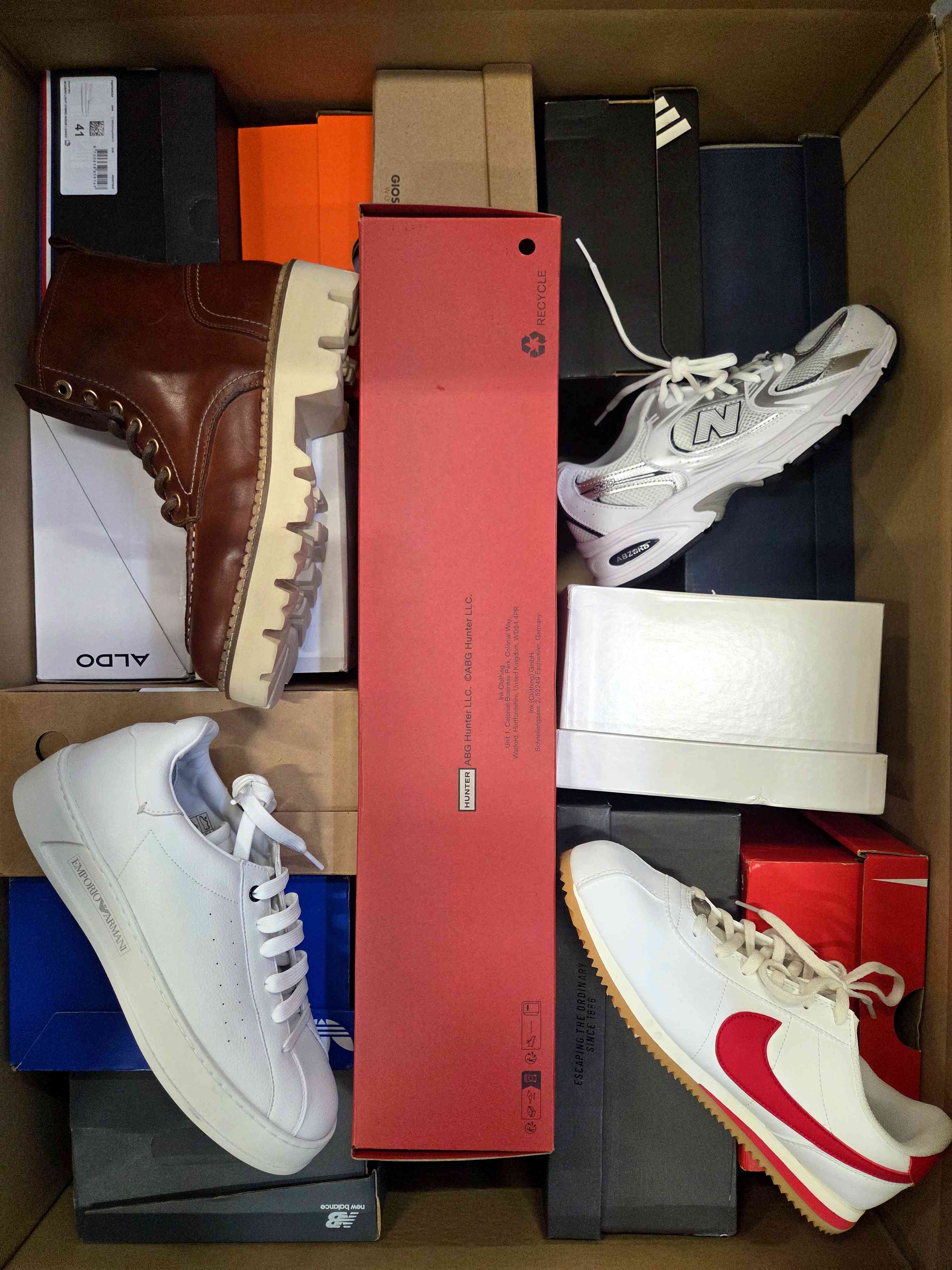 The photo shows a package with footwear in the category BS.