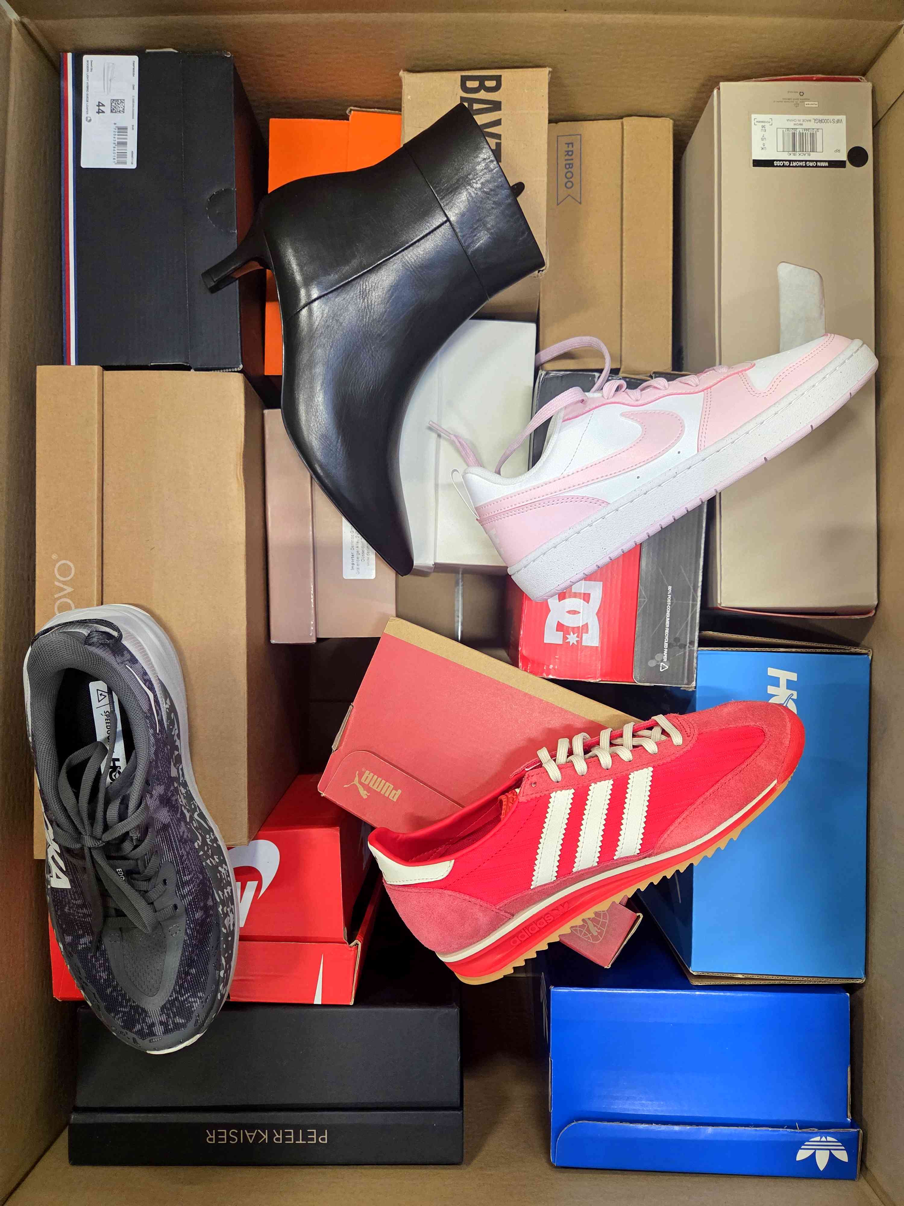 The photo shows a package with footwear in the category BS.