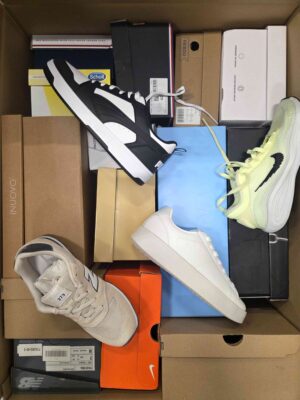 The photo shows a package with footwear in the category BS.