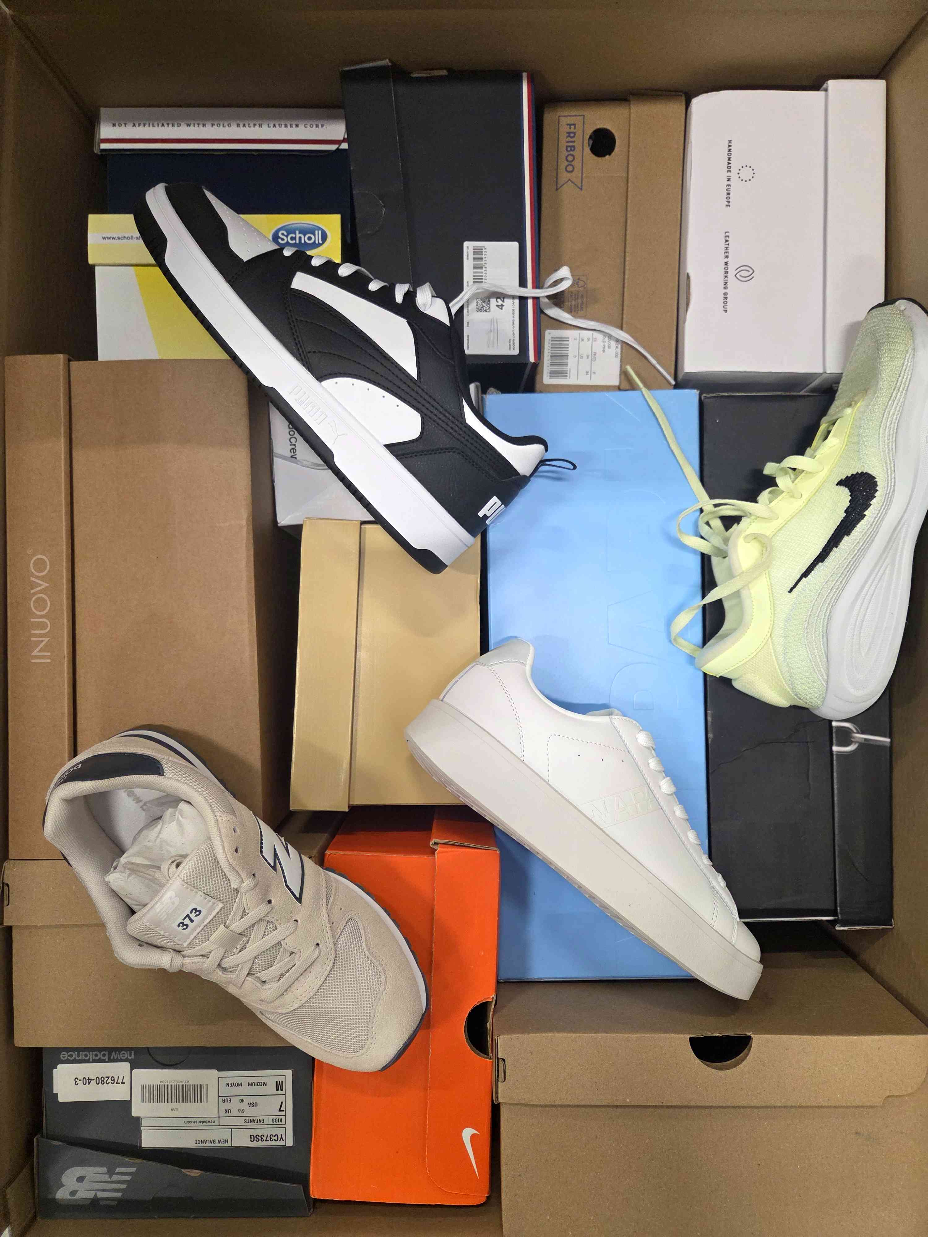 The photo shows a package with footwear in the category BS.