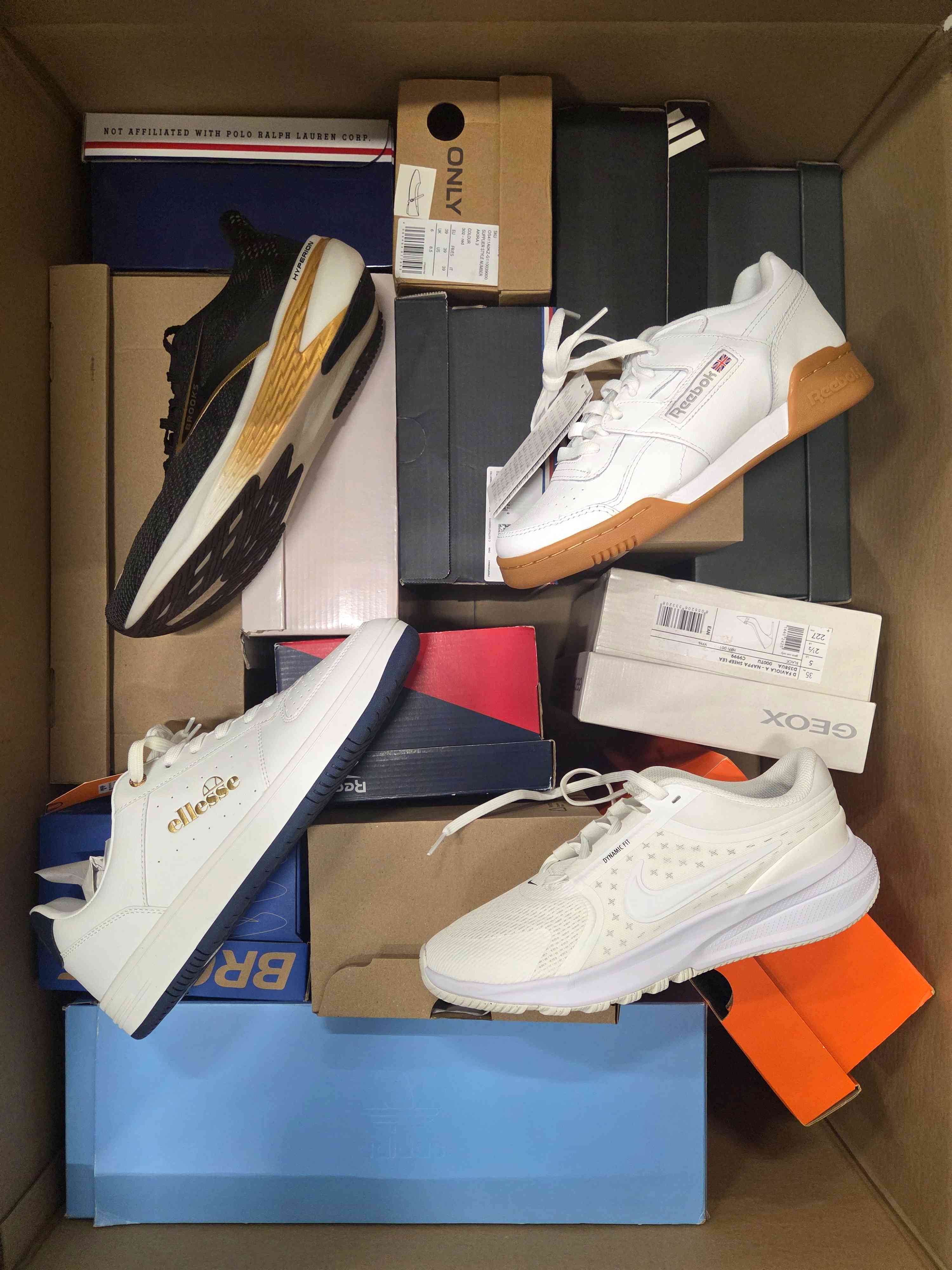 The photo shows a package with footwear in the category BS.