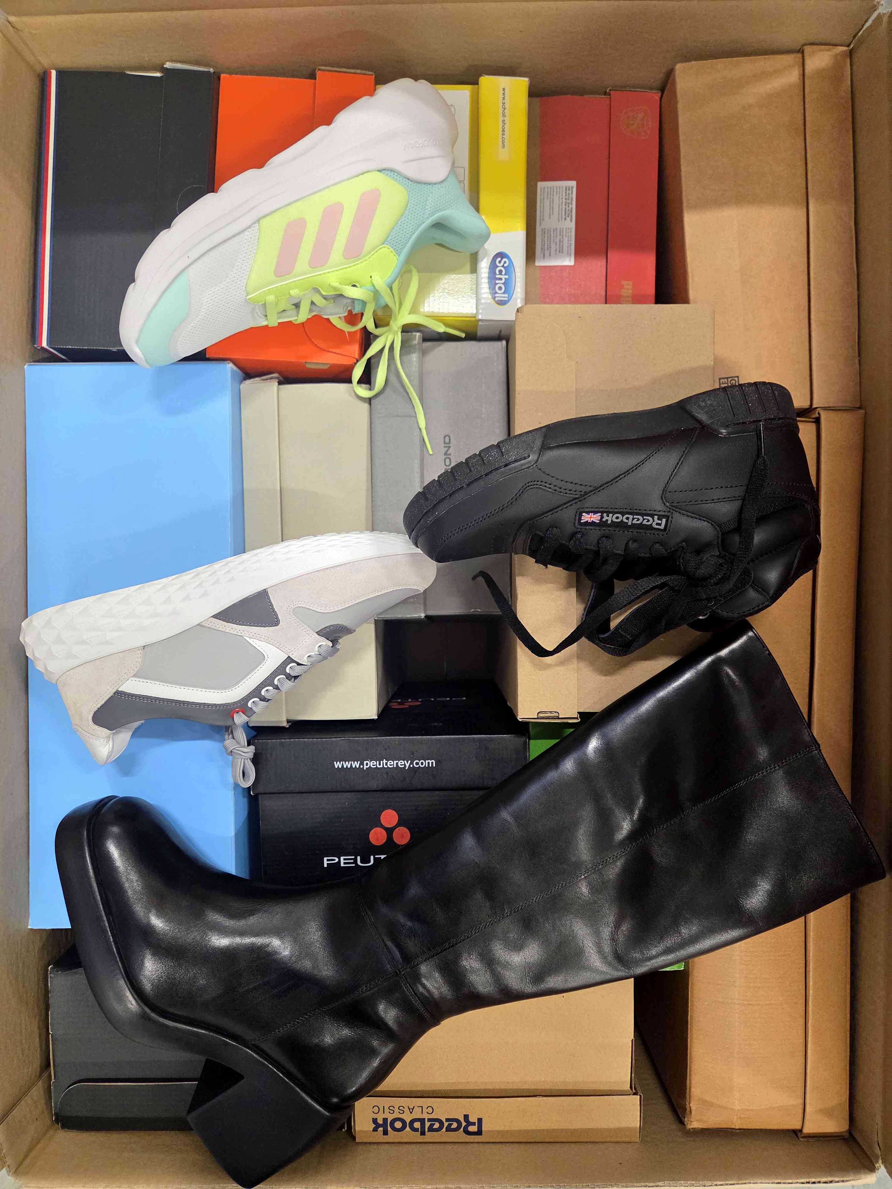 The photo shows a package with footwear in the category BS.