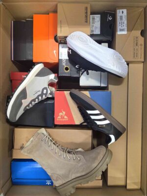 The photo shows a package with footwear in the category BS.