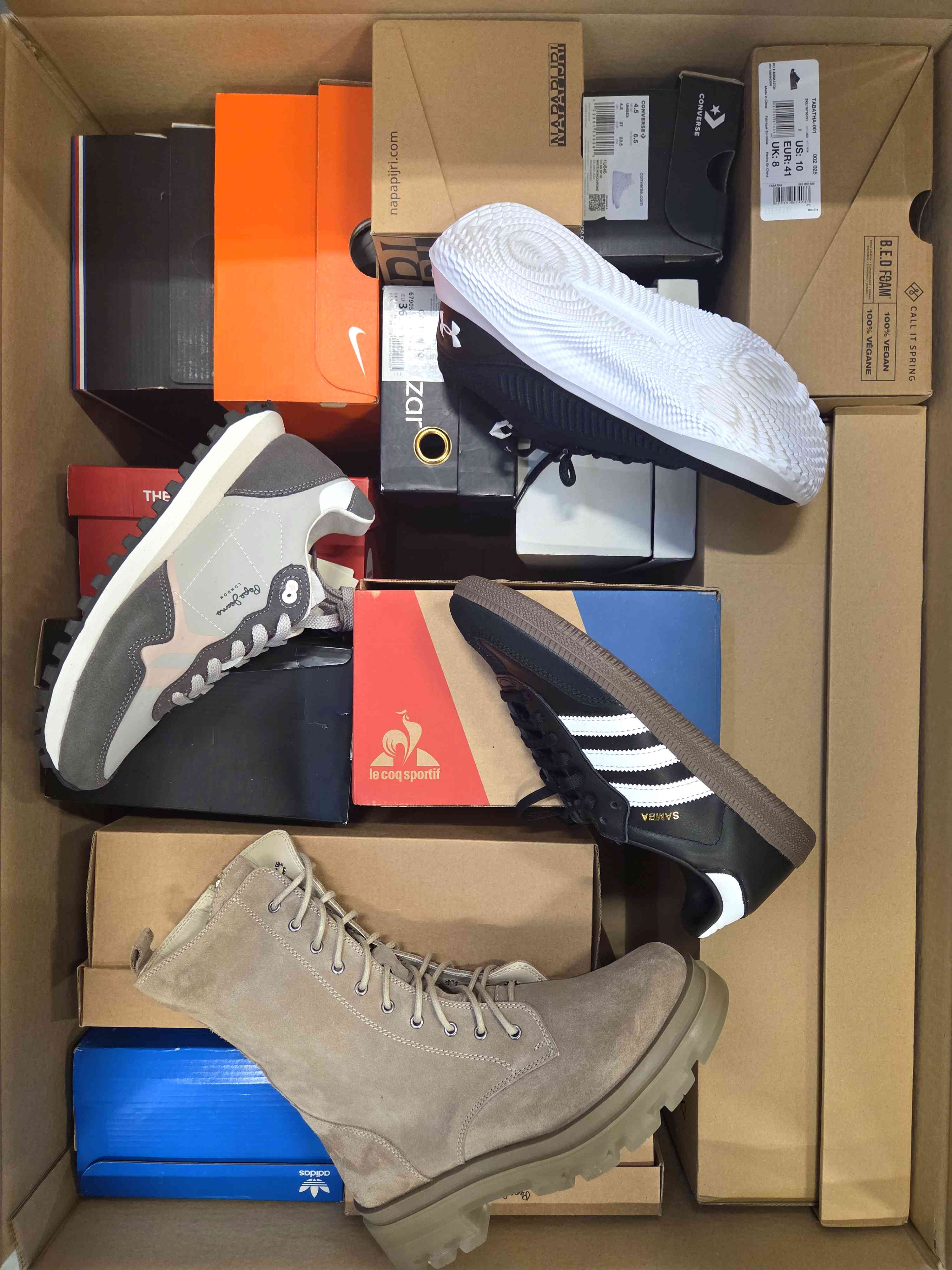 The photo shows a package with footwear in the category BS.