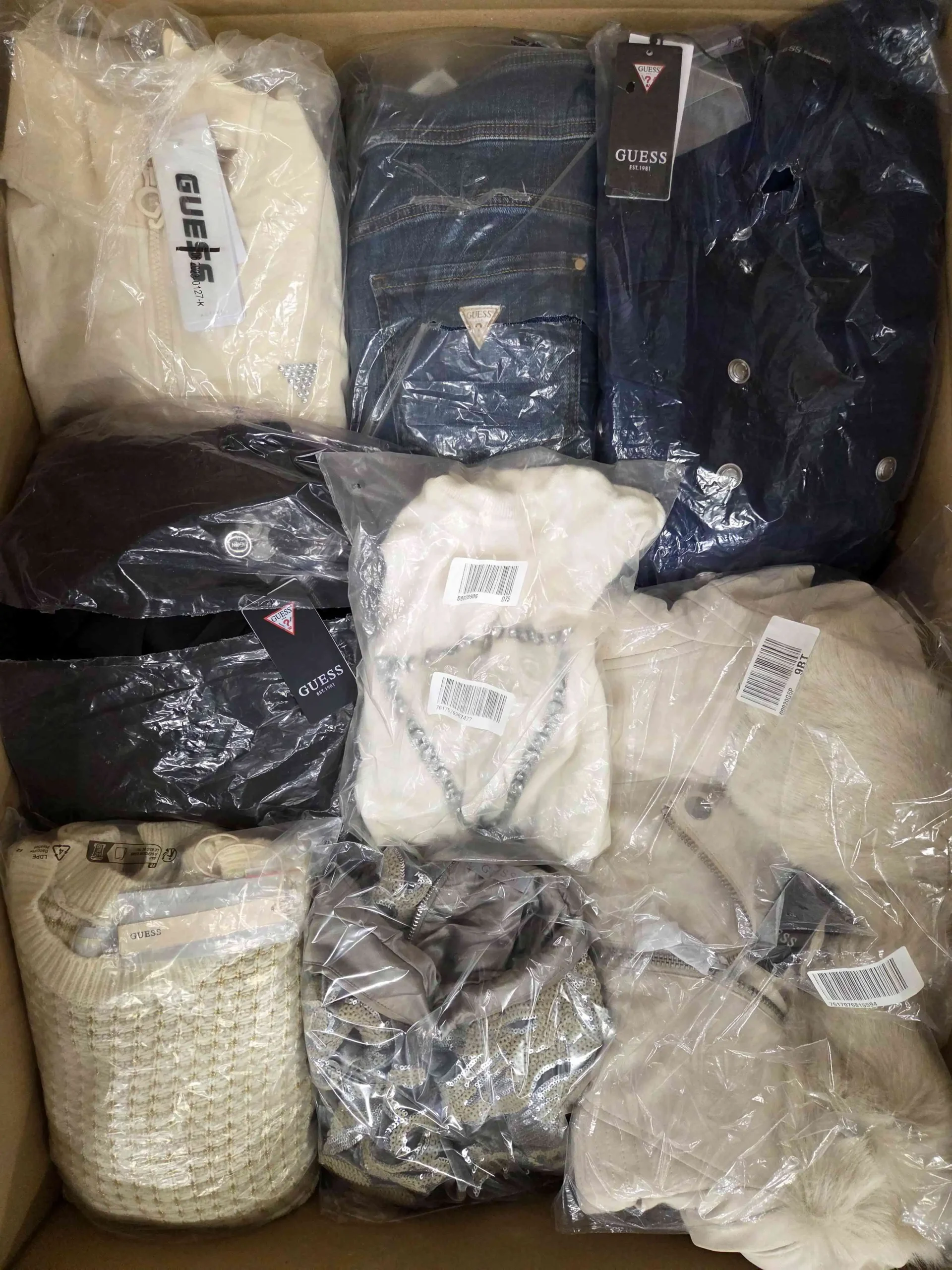 The photo shows a package with clothing in the category B.