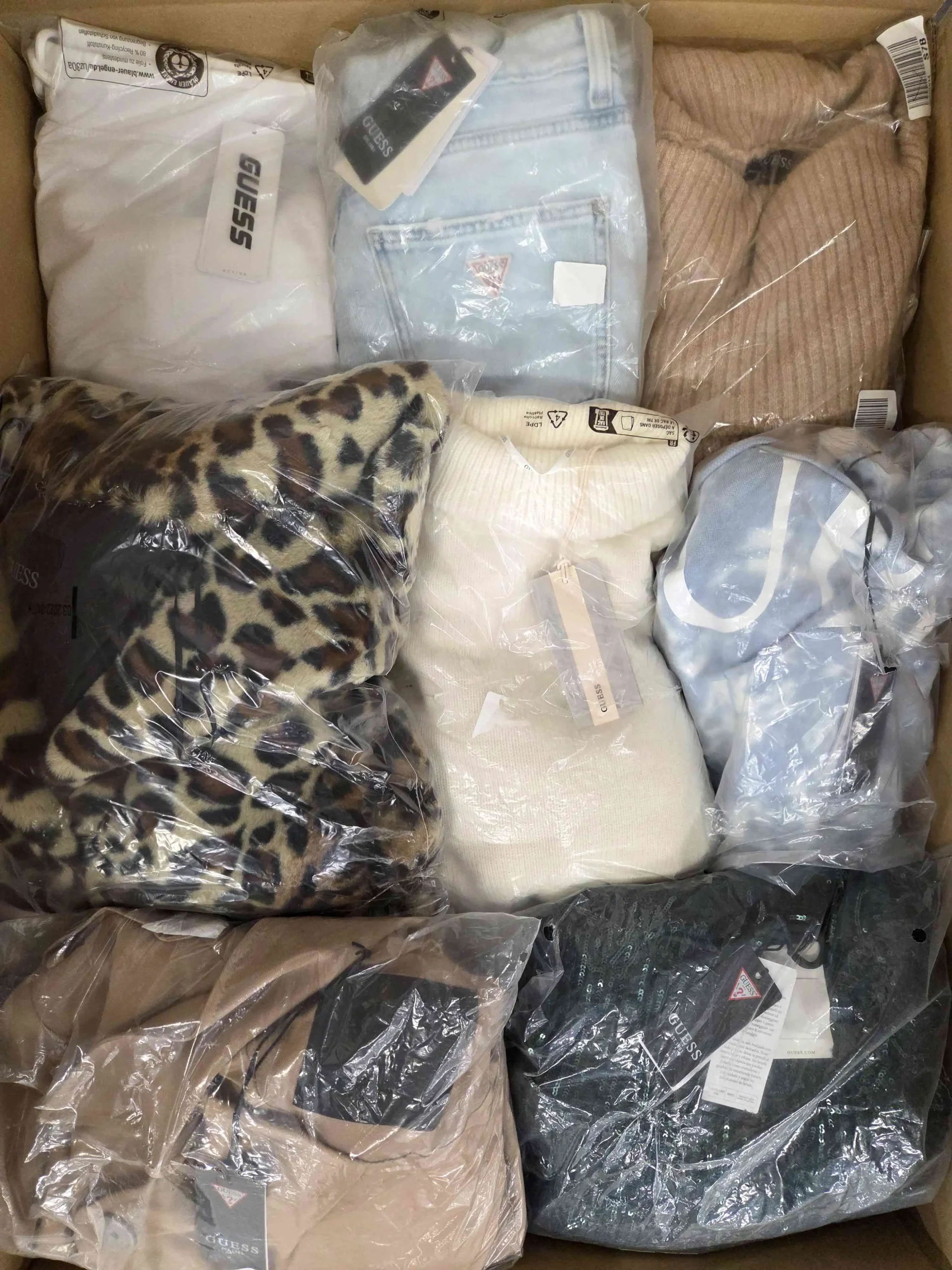The photo shows a package with clothing in the category B.