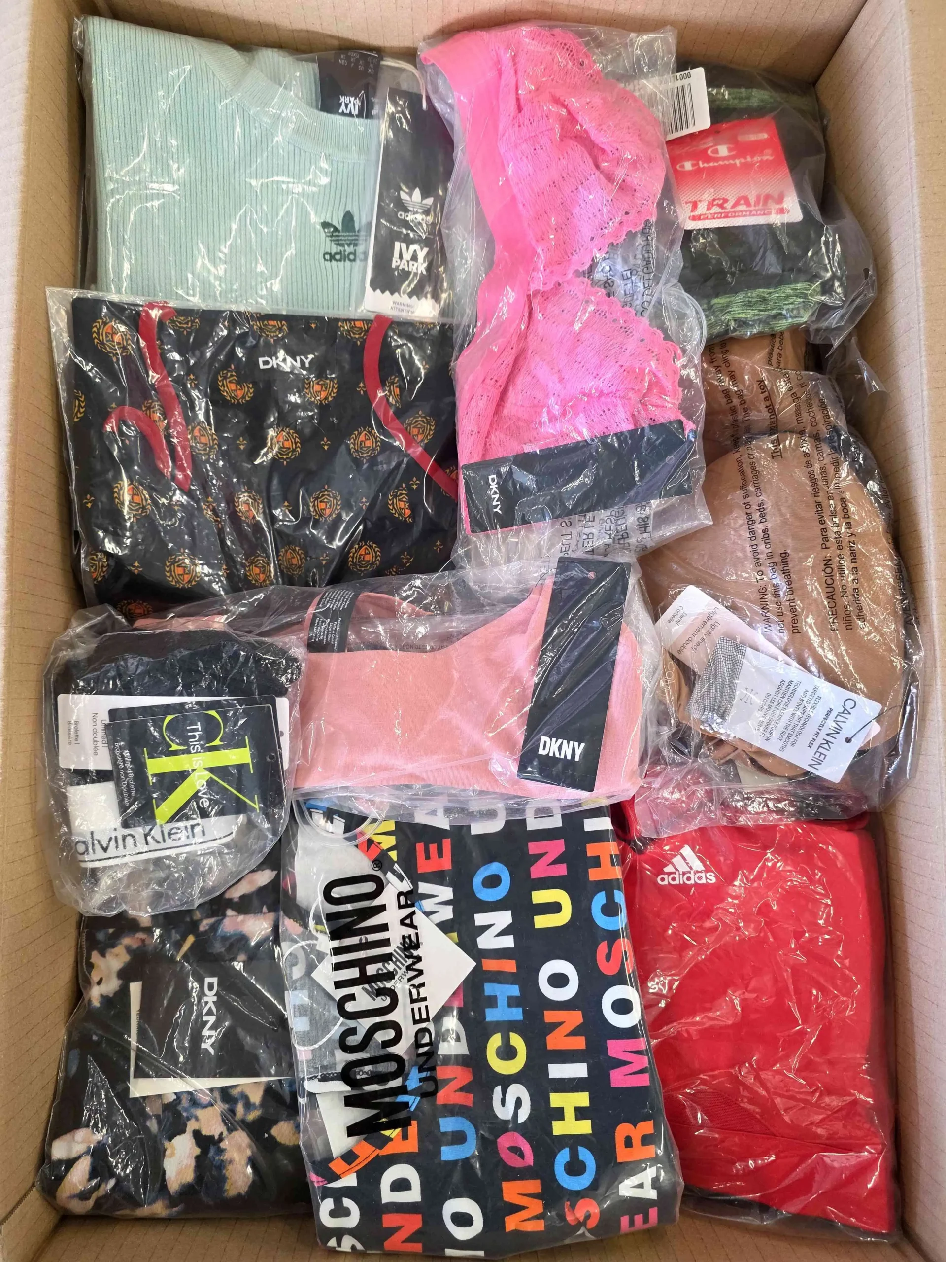 The photo shows a package with clothing in the category AU.