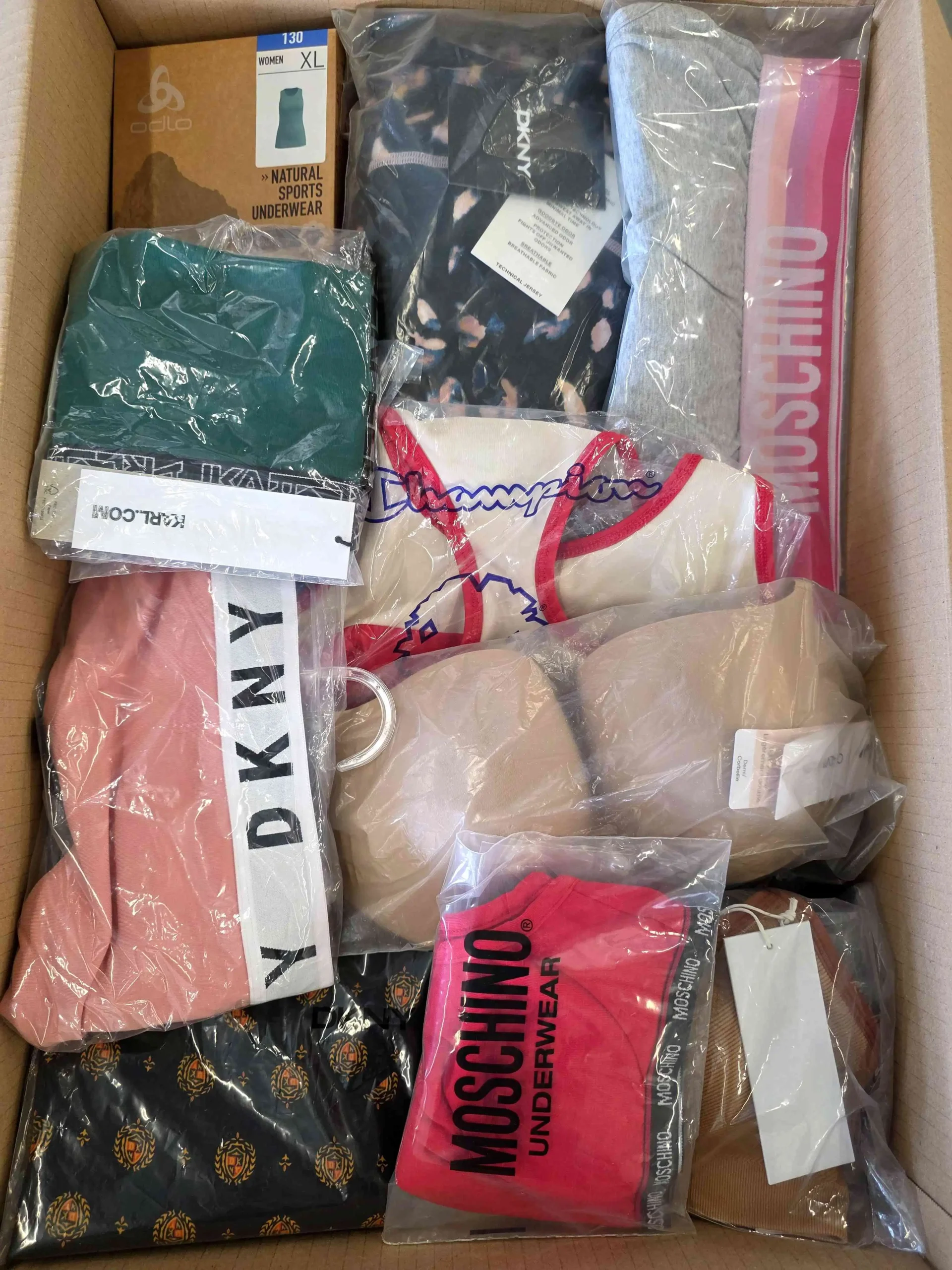 The photo shows a package with clothing in the category AU.