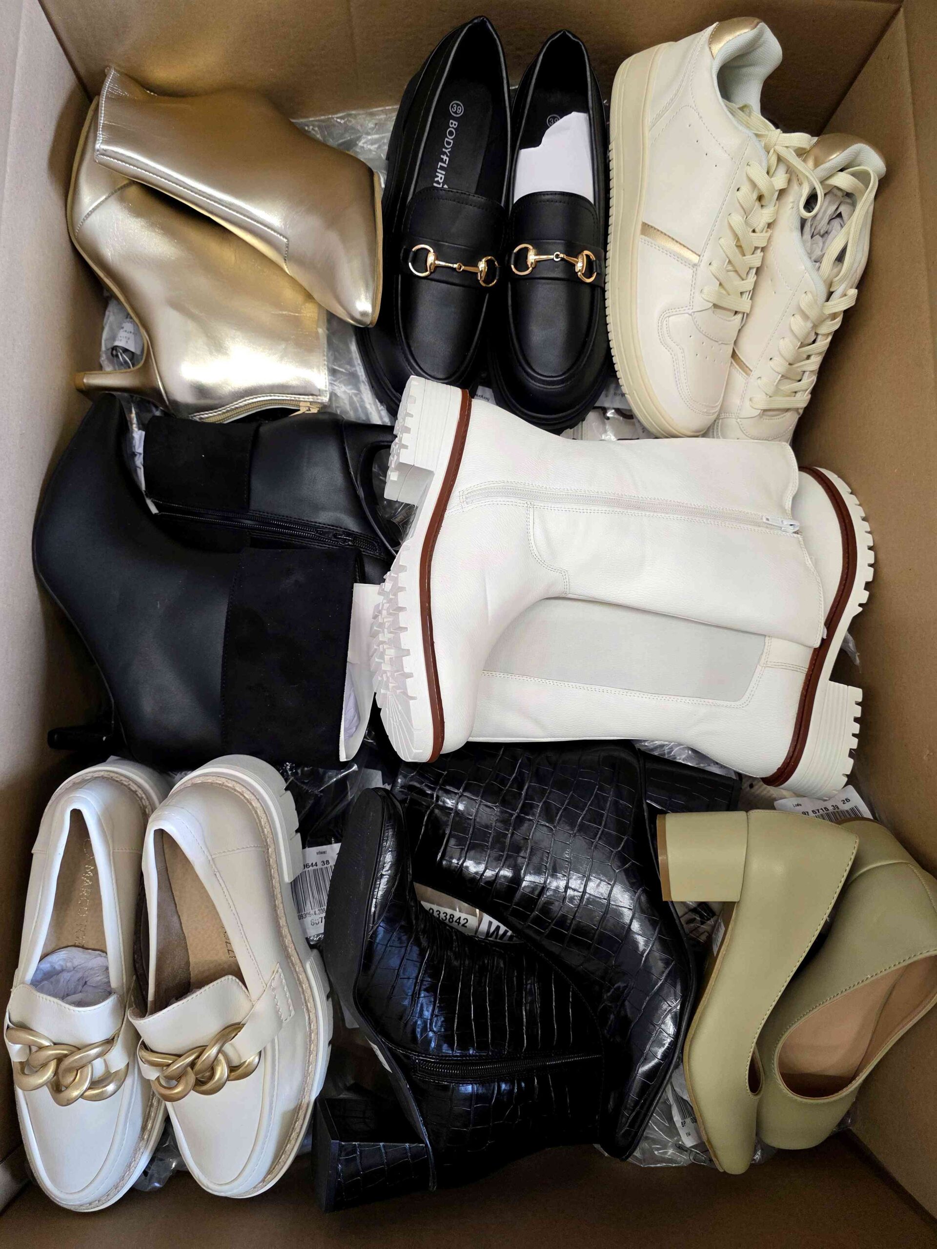 The photo shows a package with clothing in the category BPS.