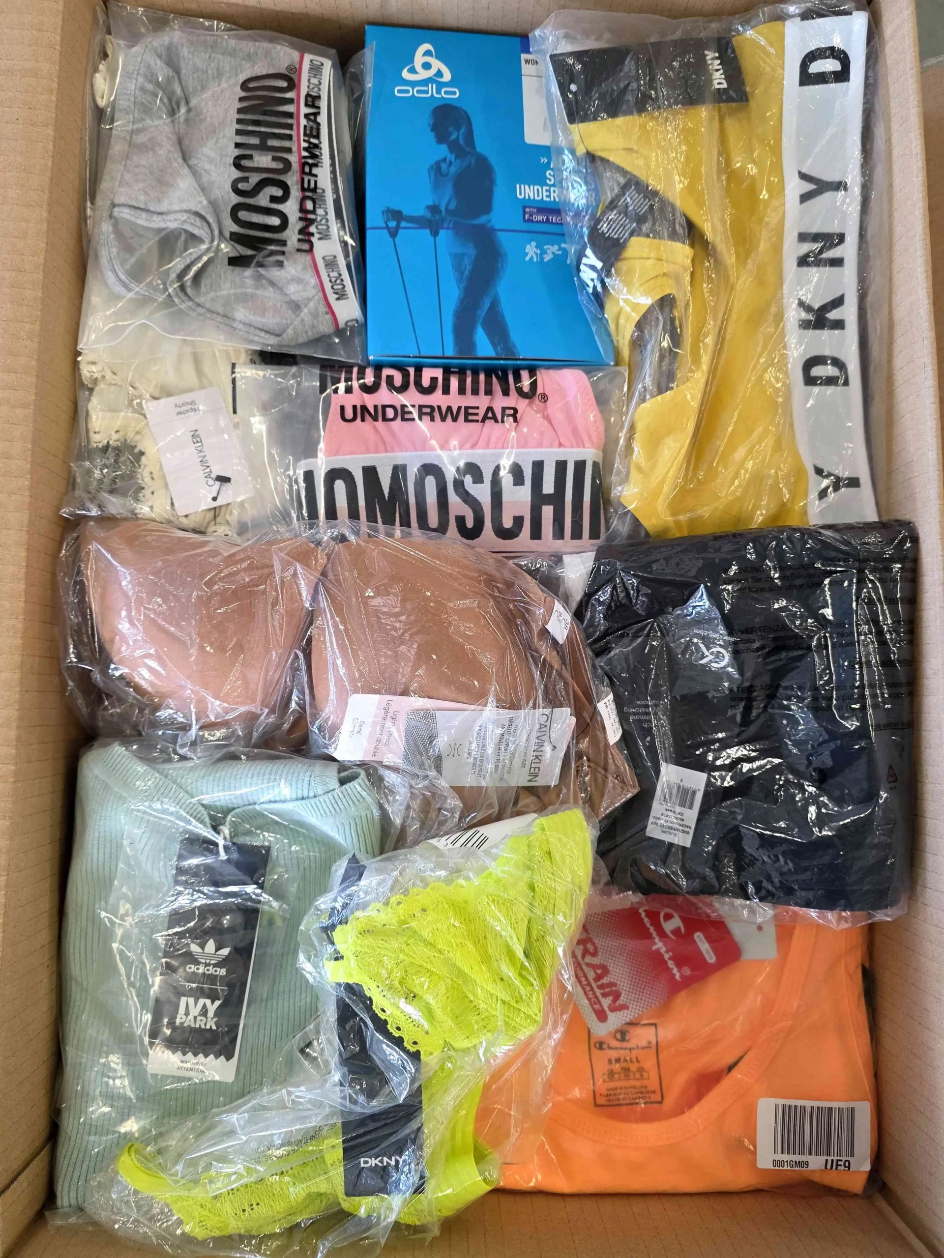 The photo shows a package with clothing in the category AU.