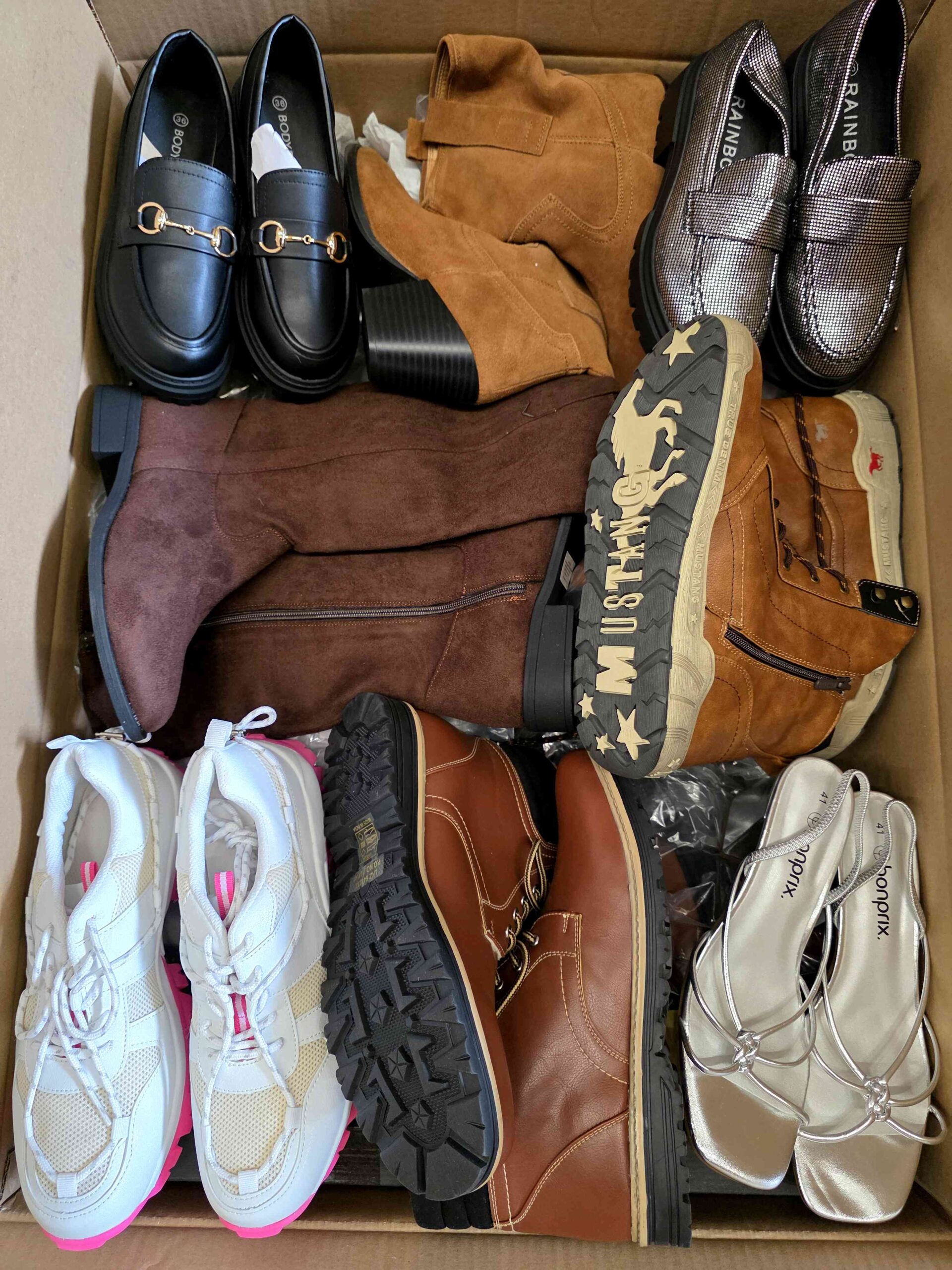 The photo shows a package with clothing in the category BPS.