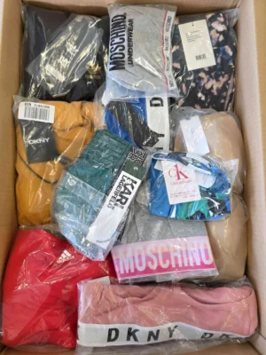 The photo shows a package with clothing in the category AU.