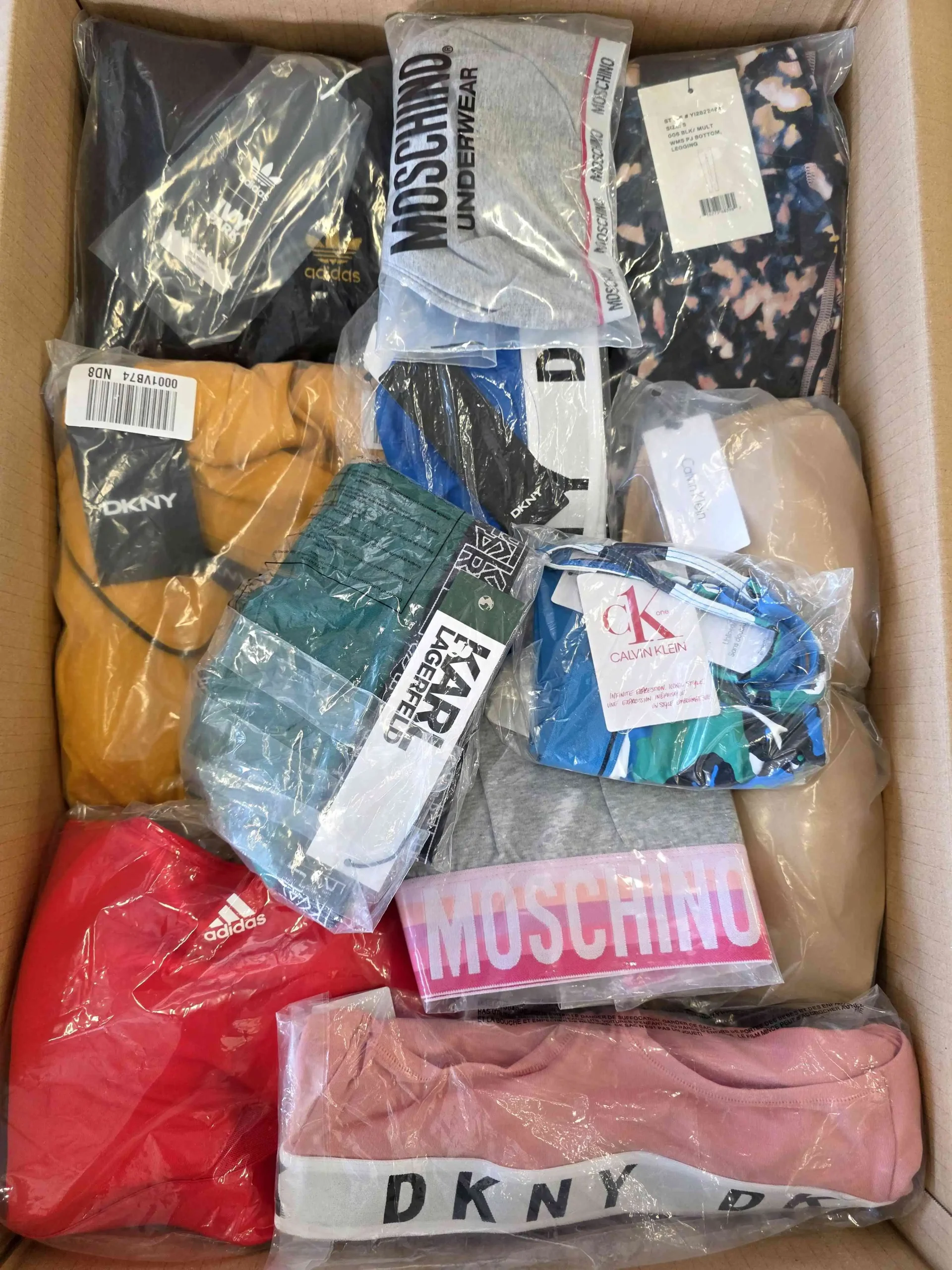 The photo shows a package with clothing in the category AU.