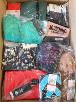 The photo shows a package with clothing in the category AU.