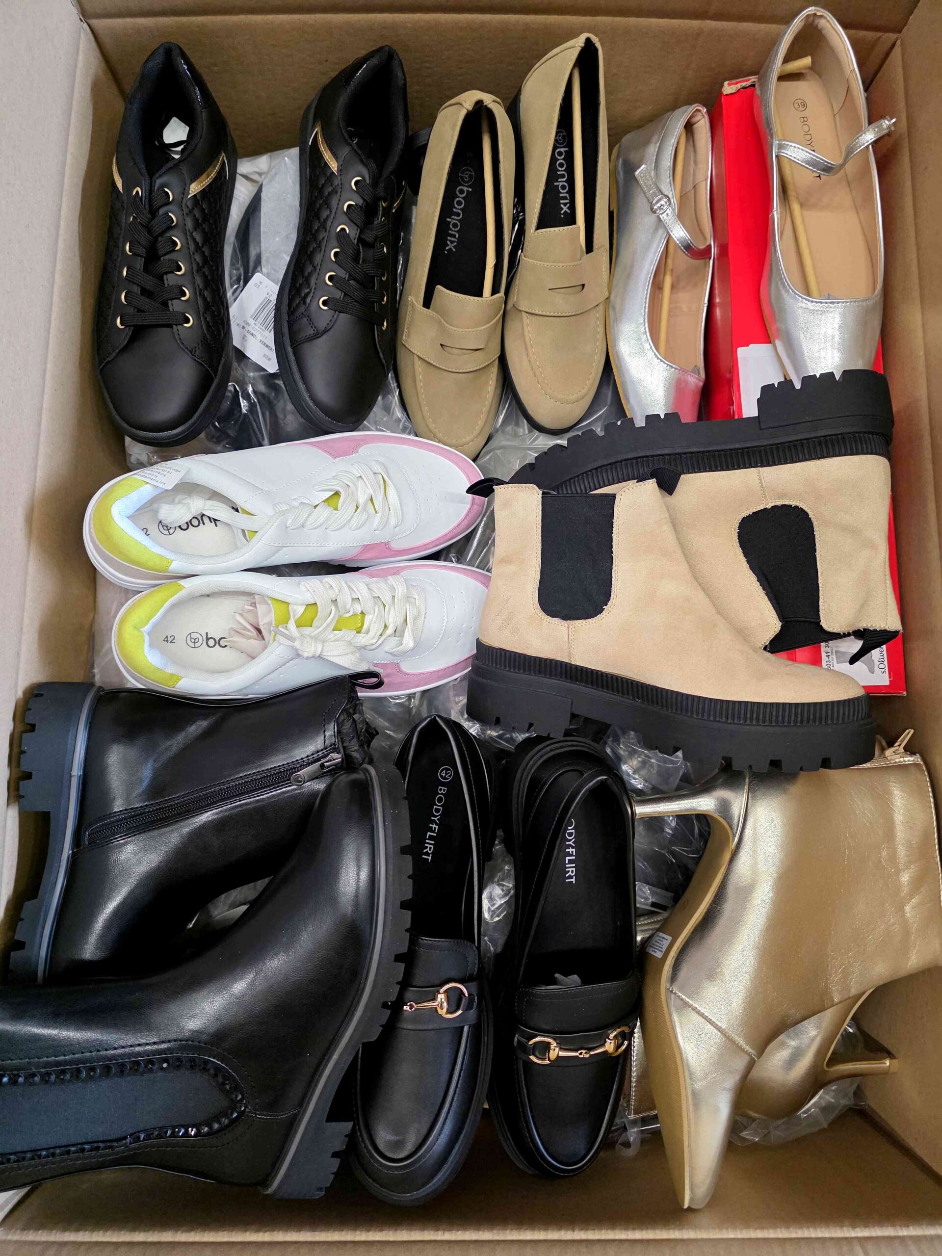 The photo shows a package with clothing in the category BPS.