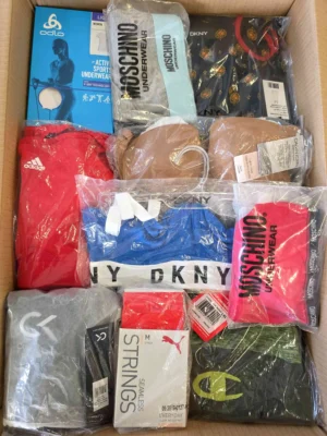 The photo shows a package with clothing in the category AU.
