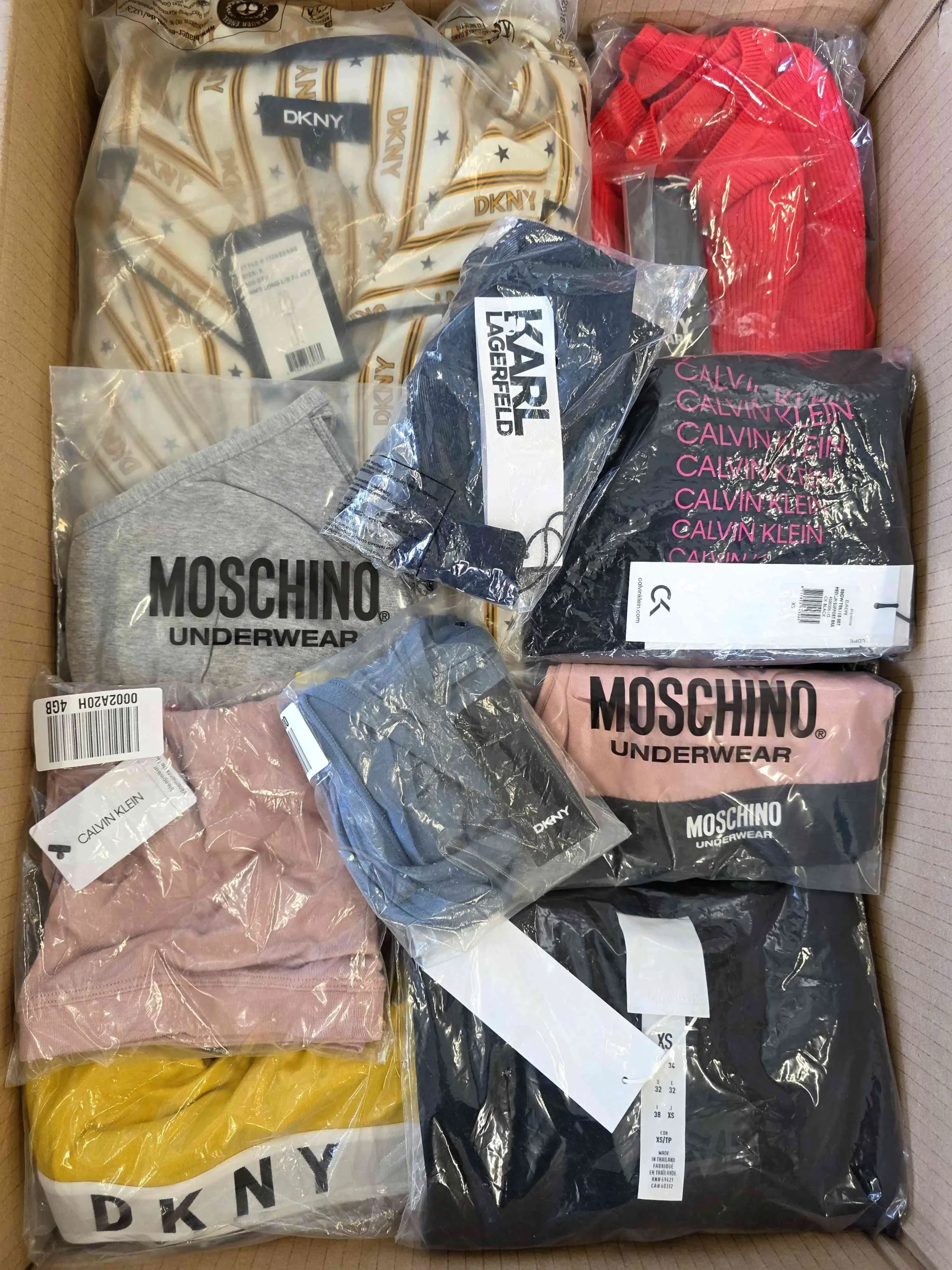 The photo shows a package with clothing in the category AU.