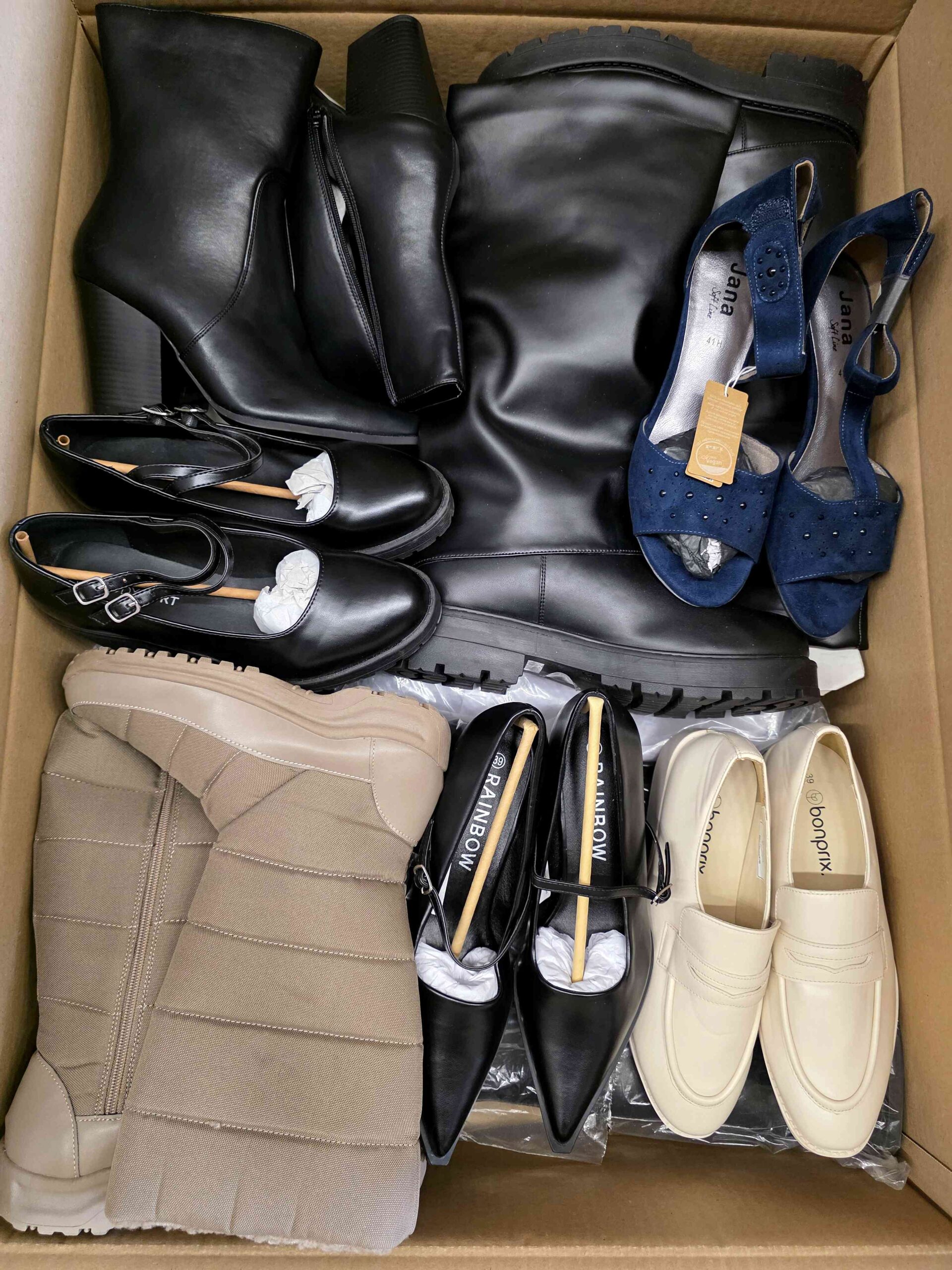 The photo shows a package with clothing in the category BPS.