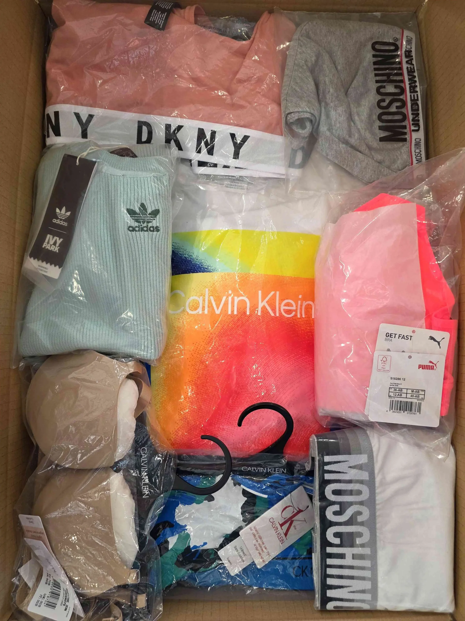 The photo shows a package with clothing in the category AU.