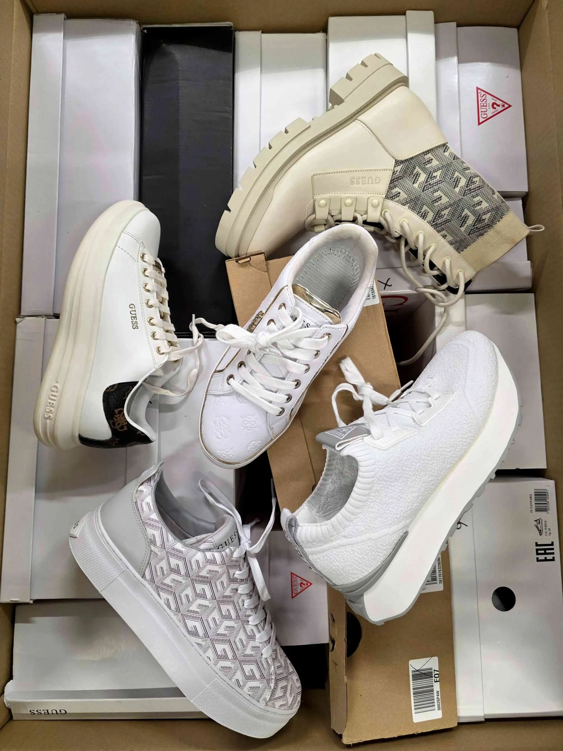 The photo shows a package with footwear in the category BS.