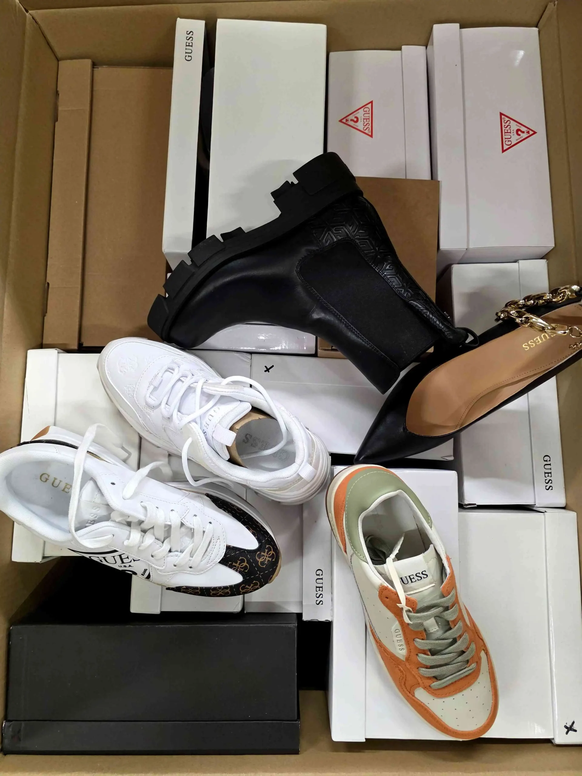 The photo shows a package with footwear in the category BS.